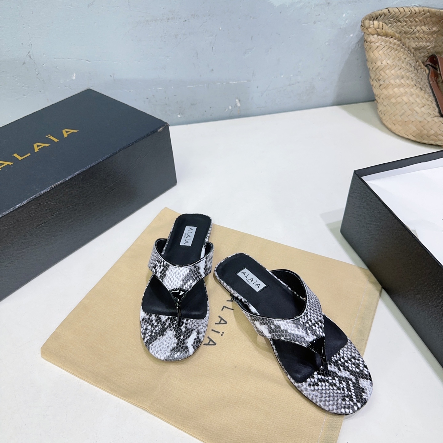 French Luxury Brand Alaia’s Handcrafted High-Quality Snake Skin Sandals in Various Heights. - 图片 8