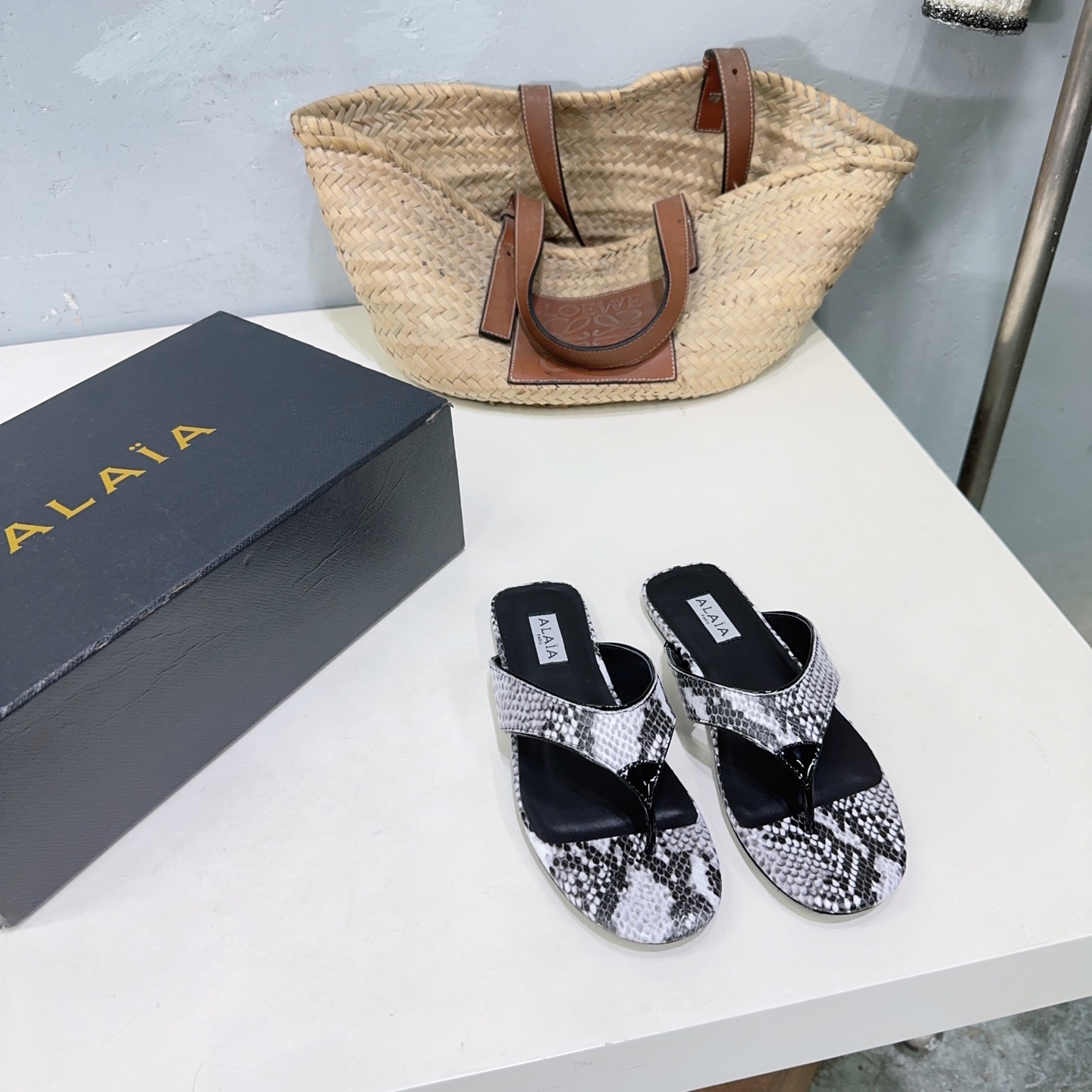 French Luxury Brand Alaia’s Handcrafted High-Quality Snake Skin Sandals in Various Heights. - 图片 3