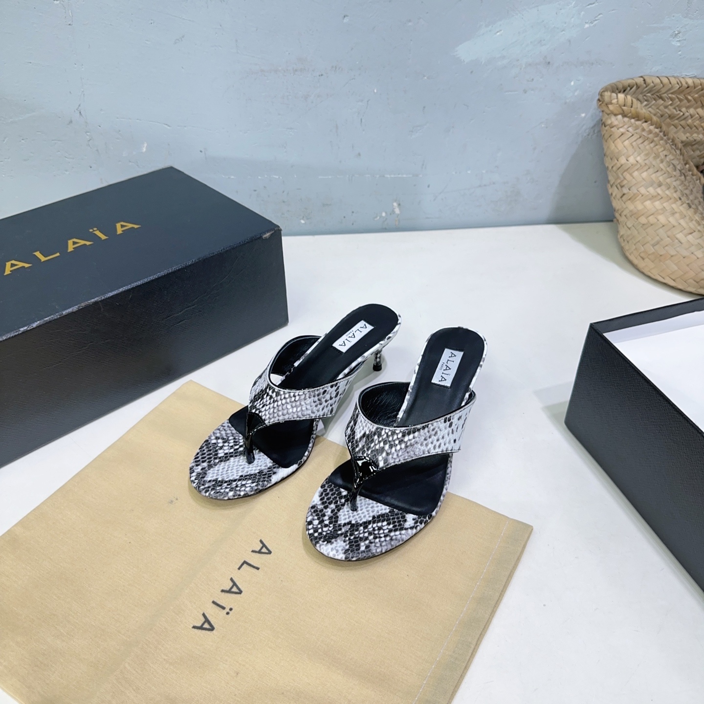 French Luxury Brand: Handcrafted High-Quality Footwear with Unique Designs - 图片 6