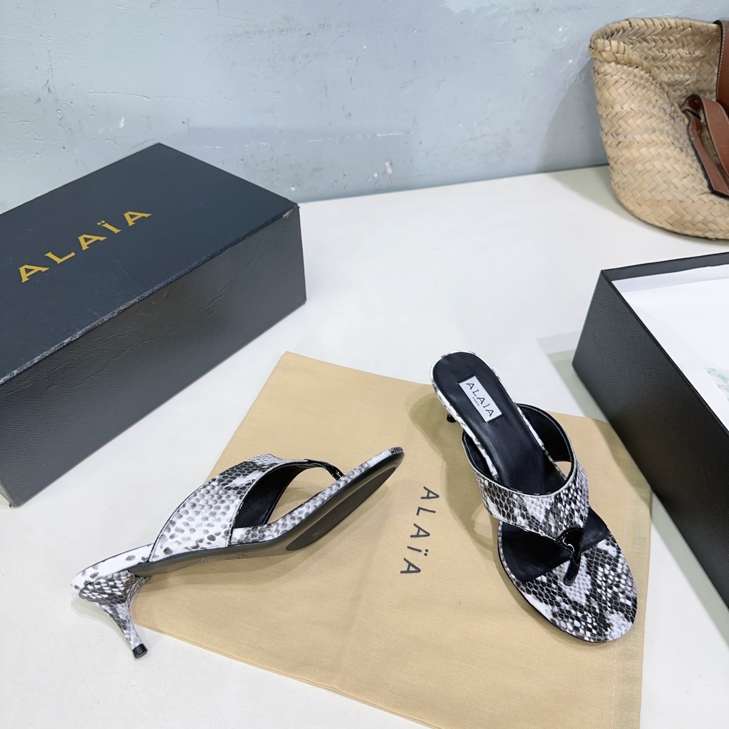 French Luxury Brand: Handcrafted High-Quality Footwear with Unique Designs - 图片 9