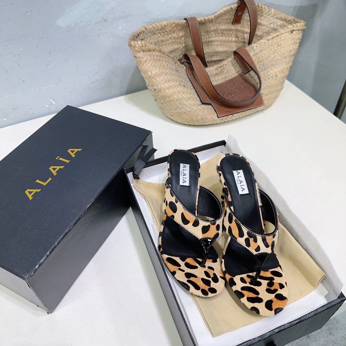 French High-End Brand: Handcrafted Leather Sandals with Unique Designs - 图片 5