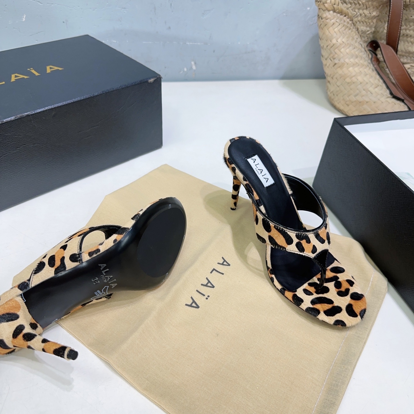 French High-End Brand: Handcrafted Leather Sandals with Unique Designs - 图片 3