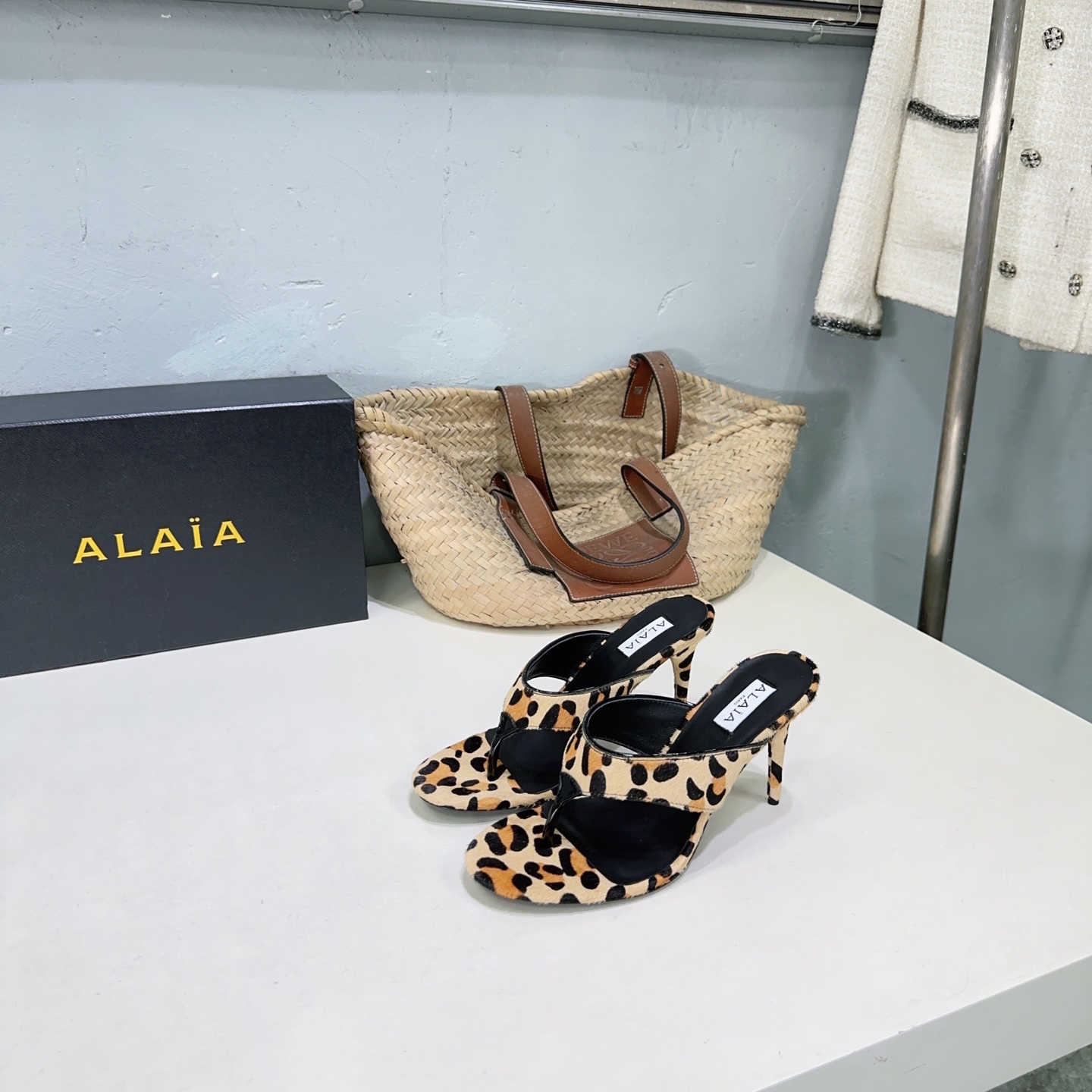 French High-End Brand: Handcrafted Leather Sandals with Unique Designs - 图片 8