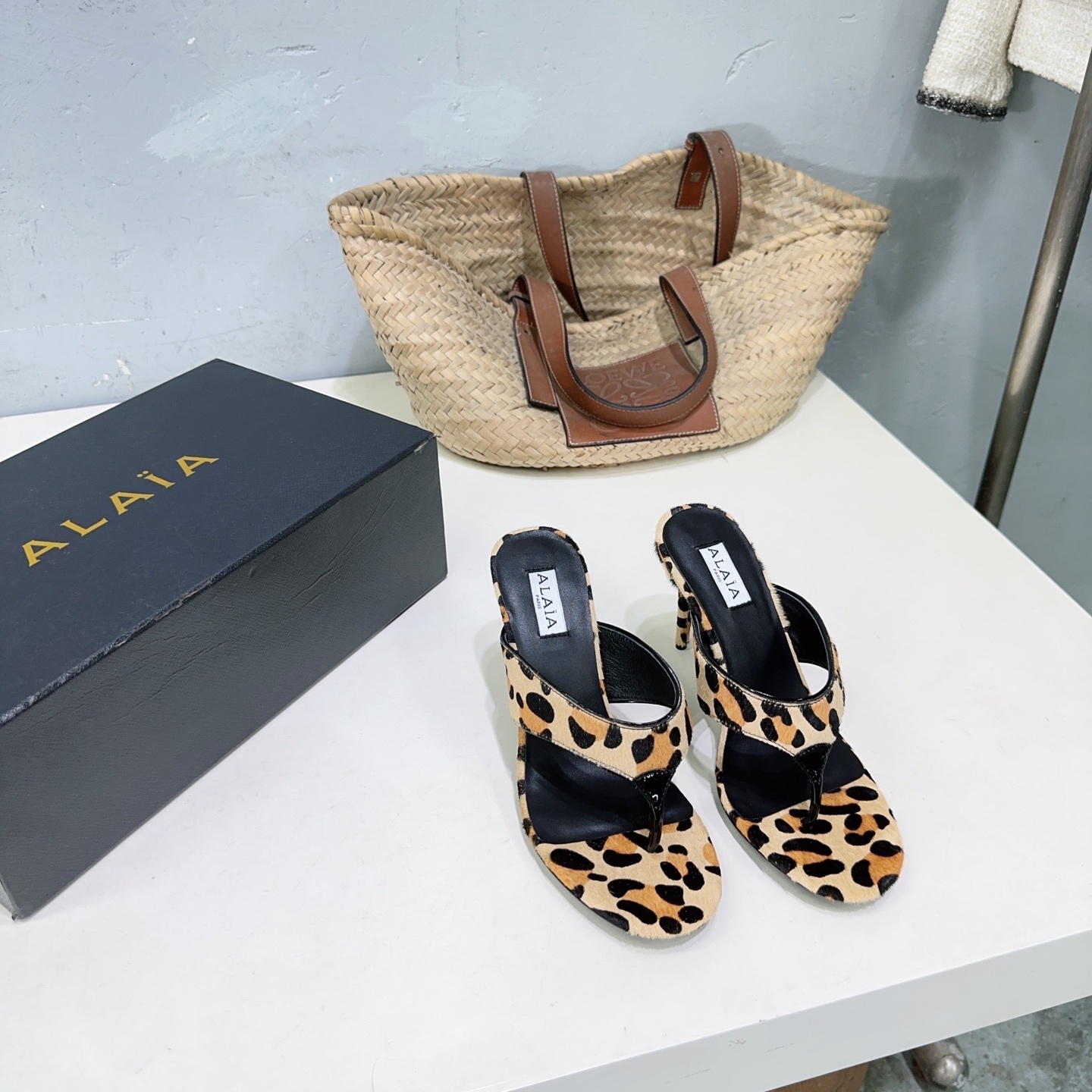 French High-End Brand: Handcrafted Leather Sandals with Unique Designs - 图片 6