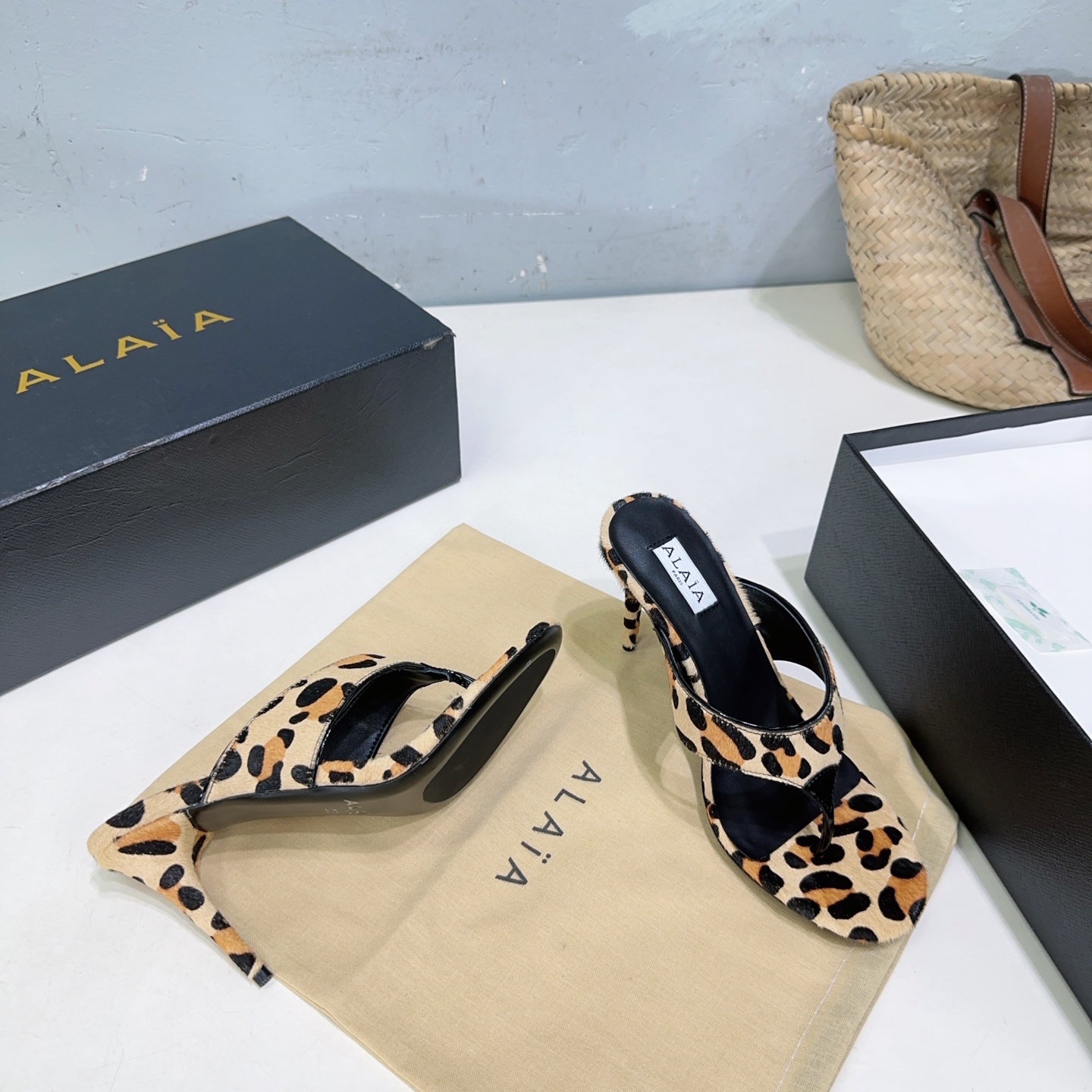 French High-End Brand: Handcrafted Leather Sandals with Unique Designs - 图片 2