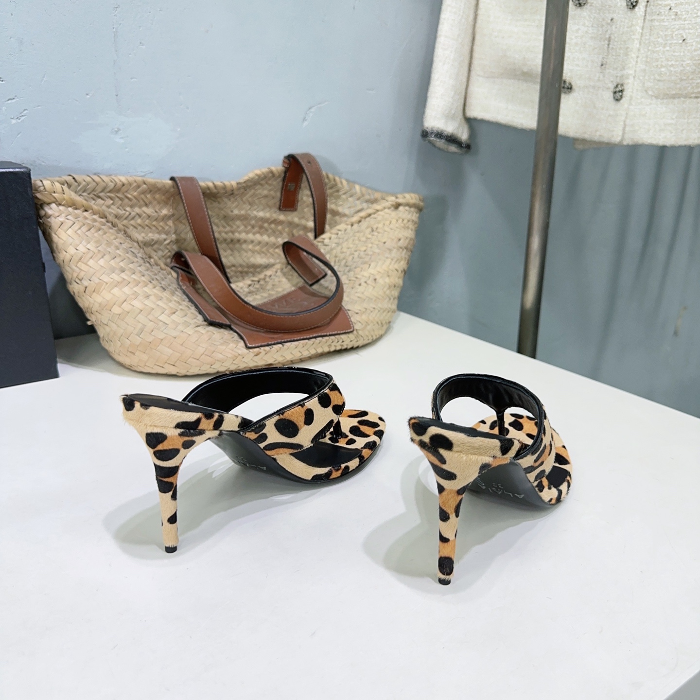 French High-End Brand: Handcrafted Leather Sandals with Unique Designs - 图片 9