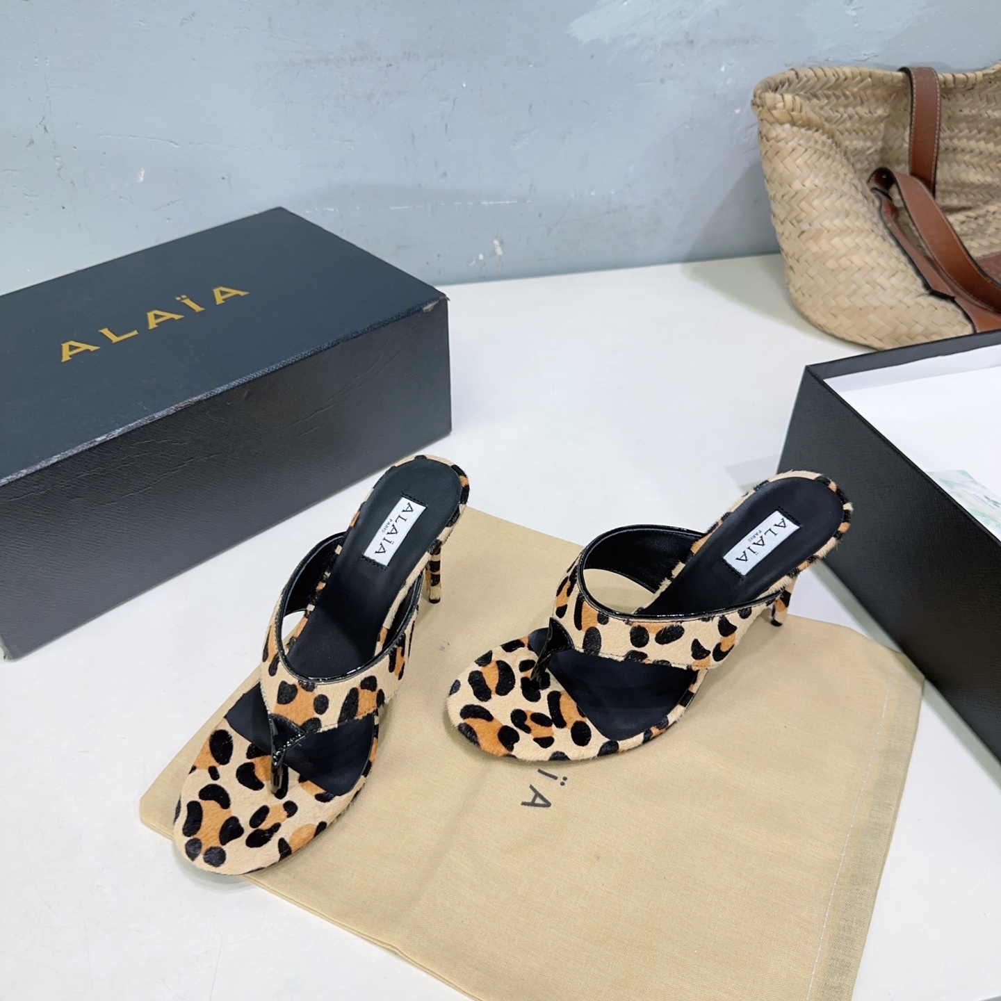 French High-End Brand: Handcrafted Leather Sandals with Unique Designs - 图片 4