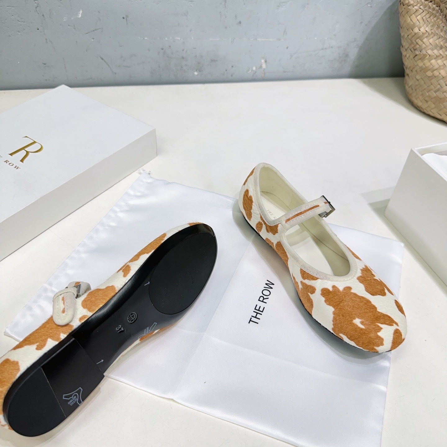 High-Quality Retro Mary Jane Flats: Simple Design, Imported Cheetah Skin, Original Rubber Base. - 图片 9