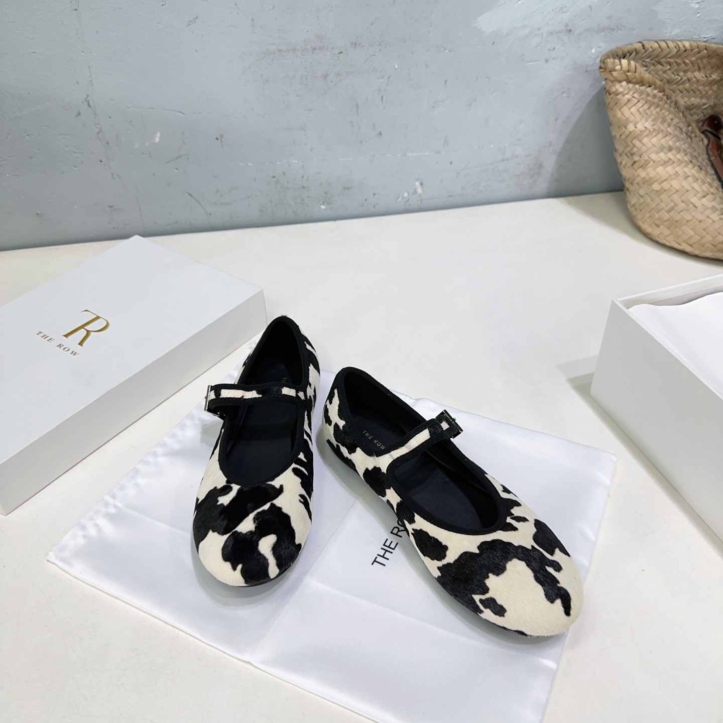 High-Quality Retro Flat Shoes: Unique Design, Comfortable Fit, Imported Cheetah Skin - 图片 2