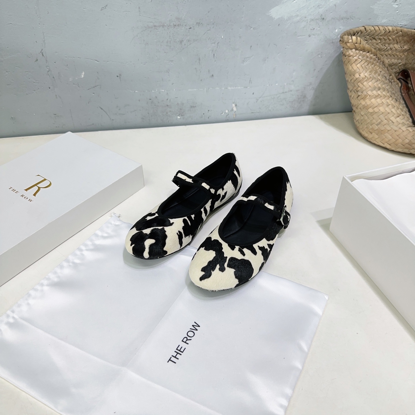High-Quality Retro Flat Shoes: Unique Design, Comfortable Fit, Imported Cheetah Skin - 图片 1