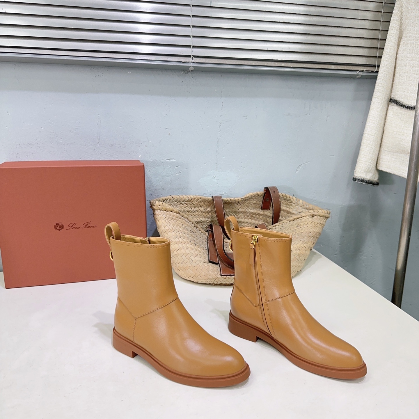 NO:578081,High quality!  Top quality Loro Piana25 new autumn and winter LP simple side zipper short boots and nude shoes!  Italy's top luxury brand started with cashmere. It comes from Italy and pursues quality and craftsmanship, integrating innovative technology with traditional Italian style. This brand has always been very low-key, but it is also very impressive in luxury goods!  Original purchase and development!  Material matching!  Impeccable quality and luxurious materials are the pride of the LP brand, and these calfskin leather boots are the perfect combination of both, which is impressive. After you buy its shoes, you will not want to wear many brands of shoes. This is the evaluation of people who have worn this shoe. Wearing it for a day will not make your feet tired or worn out. This is the strict requirements on the material, so you can have such a beautiful feeling. The upper is made of imported calfskin, and the lining/foot pad is water-dyed cowhide.  Original molded lightweight rubber outsole Size: 35-41 (40 and 41 are custom-made and non-returnable) Comes with original packaging, boots, loro piana, loro piana, boots, cowhide19860909高品质！顶级品质Loro Piana25秋冬新款Lp简易侧拉链短靴裸鞋！意大利顶级奢侈品牌,以羊绒起家, 来自意大利的它追求质量和手工,融创新技术与意大利传统风格为一体.这个牌子一直很低调,但是在奢侈品里也是很牛逼的！原版购入开发！材质对版！ 无可挑剔的品质和奢华的材质是LP品牌的骄傲,而这款小牛皮面革靴子恰好集两者于一身,令人印象深刻～当你买过它家的鞋子后,很多牌子的鞋子都不想穿了,这是穿过这款鞋的人对其的评价,穿一天不会累脚也不会磨脚,这就是对材质的要求苛刻,才会有这般美好的感觉. 鞋面采用进口小牛皮 内里/垫脚水染牛皮 原版开模轻质橡胶大底 码数:35-41（40 41订做不退换) 配原版包装,靴子,loro piana,loro piana,boots,cowhide,Women's Shoes