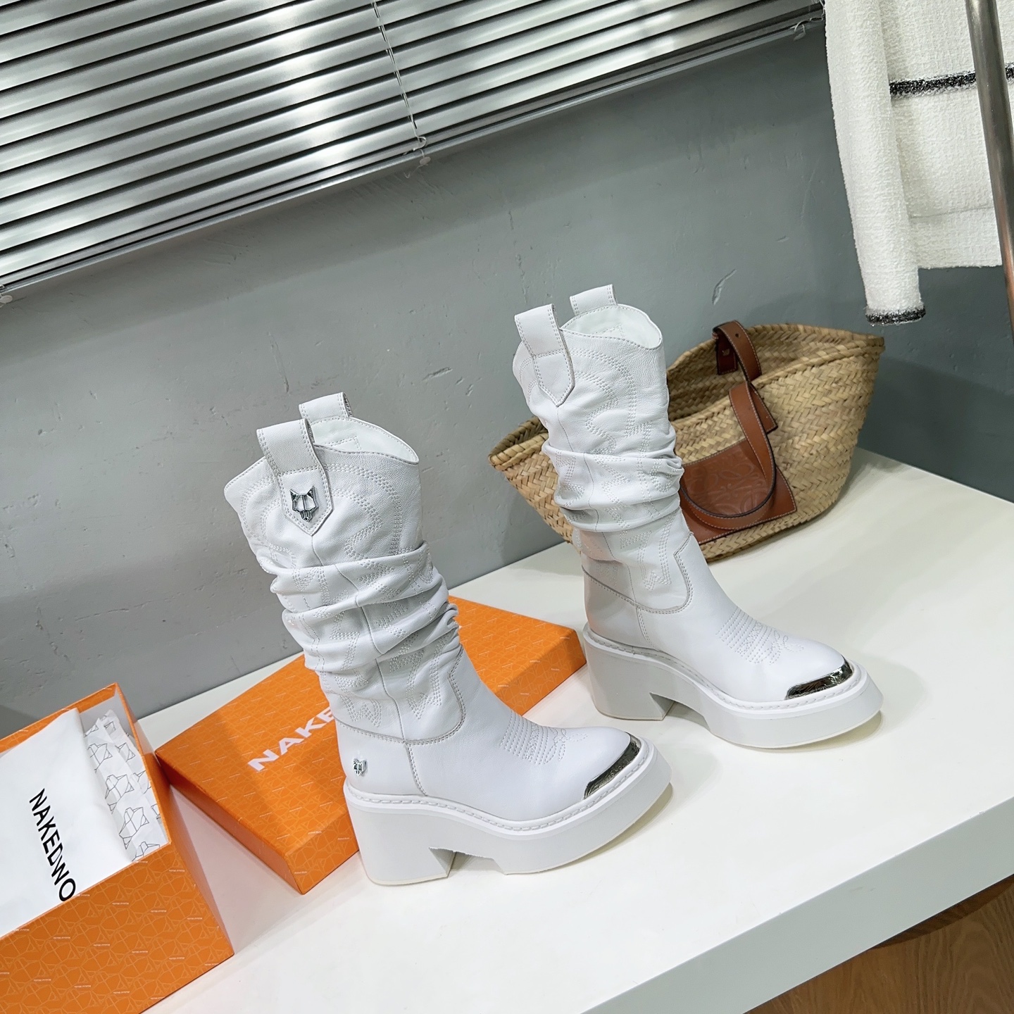 Luxury Ned Wolf Boots: Metallic Wolf Head Design, High Quality, Original Open Model. - 图片 4