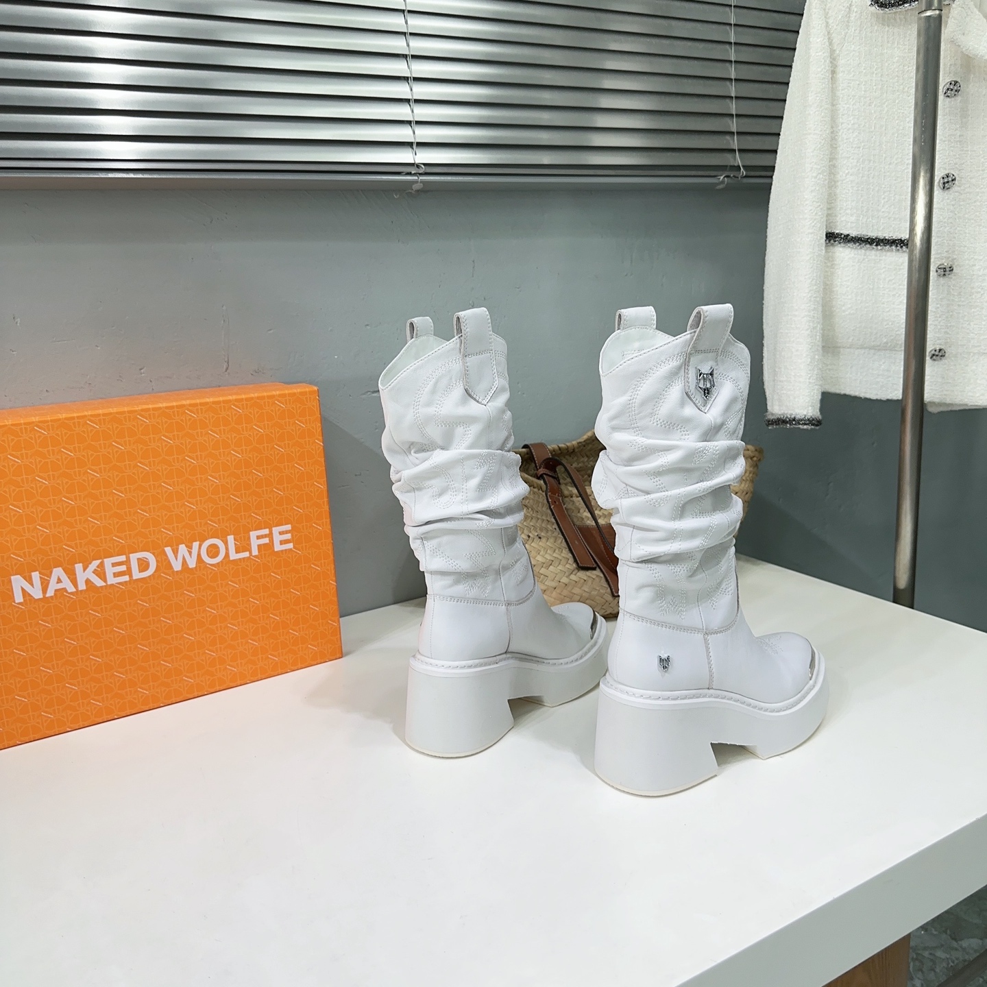 Luxury Ned Wolf Boots: Metallic Wolf Head Design, High Quality, Original Open Model. - 图片 5