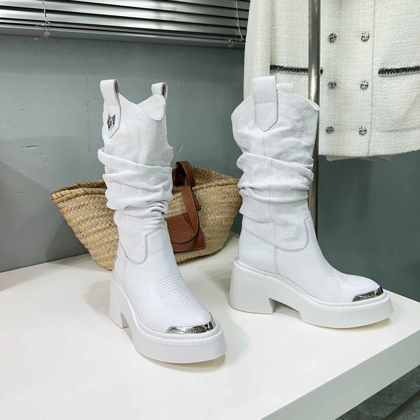 Luxury Ned Wolf Boots: Metallic Wolf Head Design, High Quality, Original Open Model. - 图片 6
