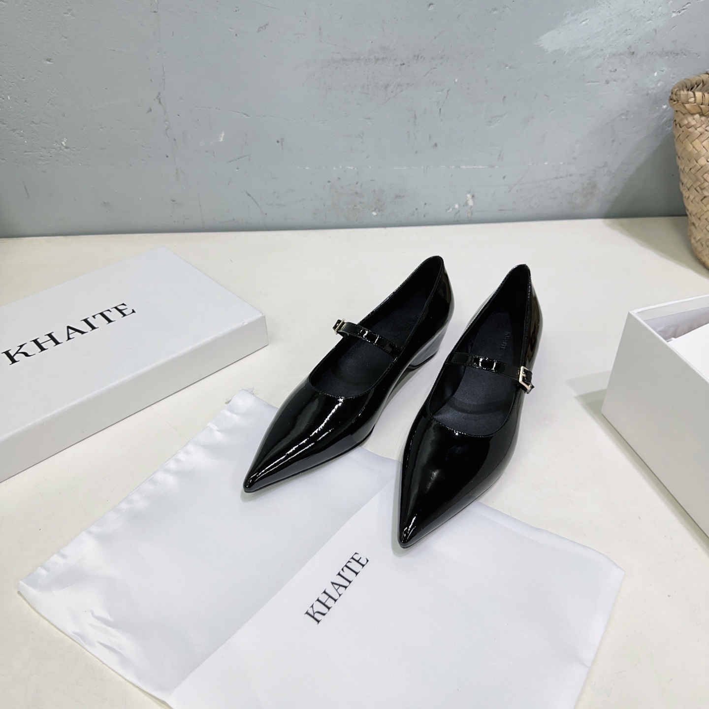 “Khaite 25 New Retropolis: Avant-Garde Design with High-Quality Italian Leather – Review & Details” - 图片 6