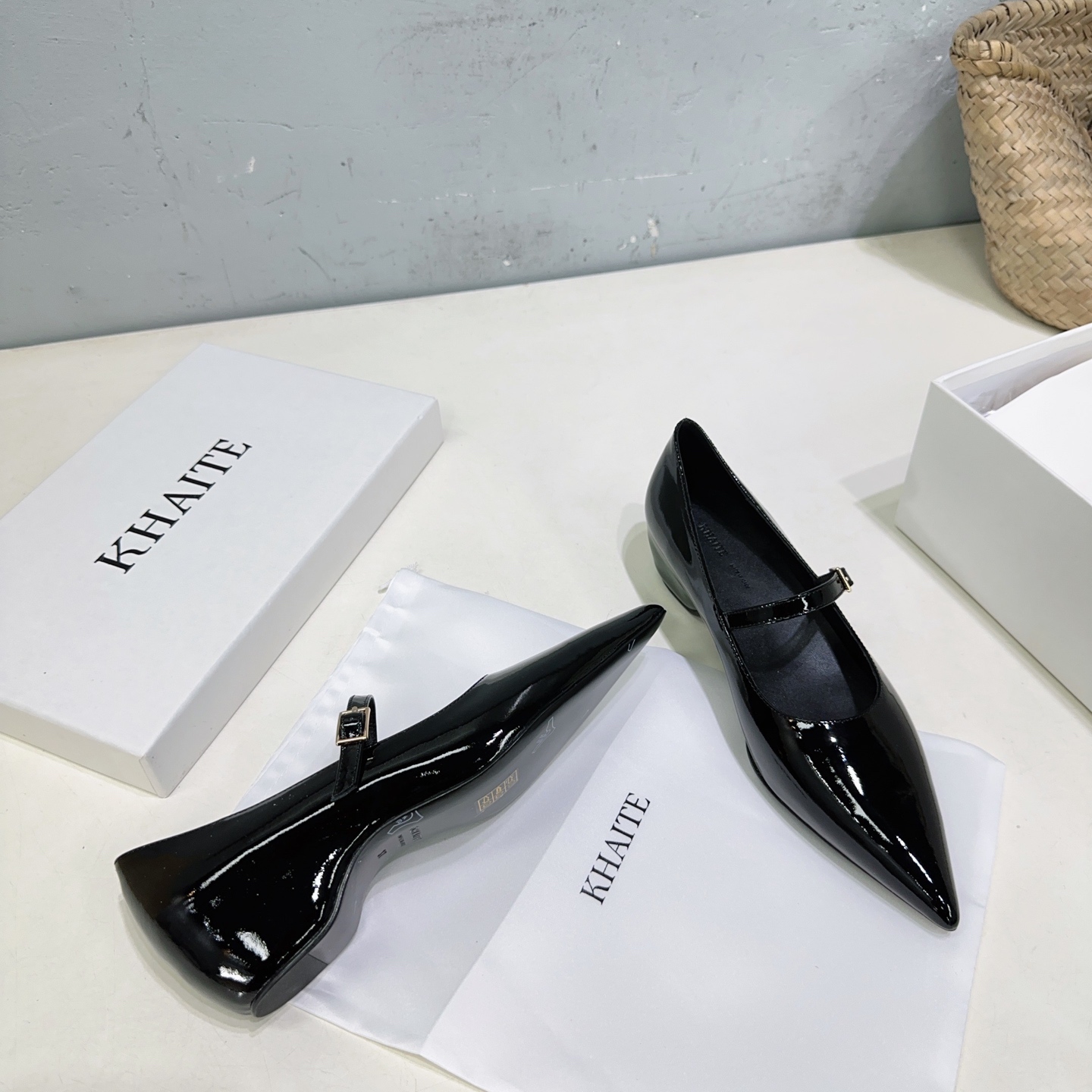 “Khaite 25 New Retropolis: Avant-Garde Design with High-Quality Italian Leather – Review & Details” - 图片 8