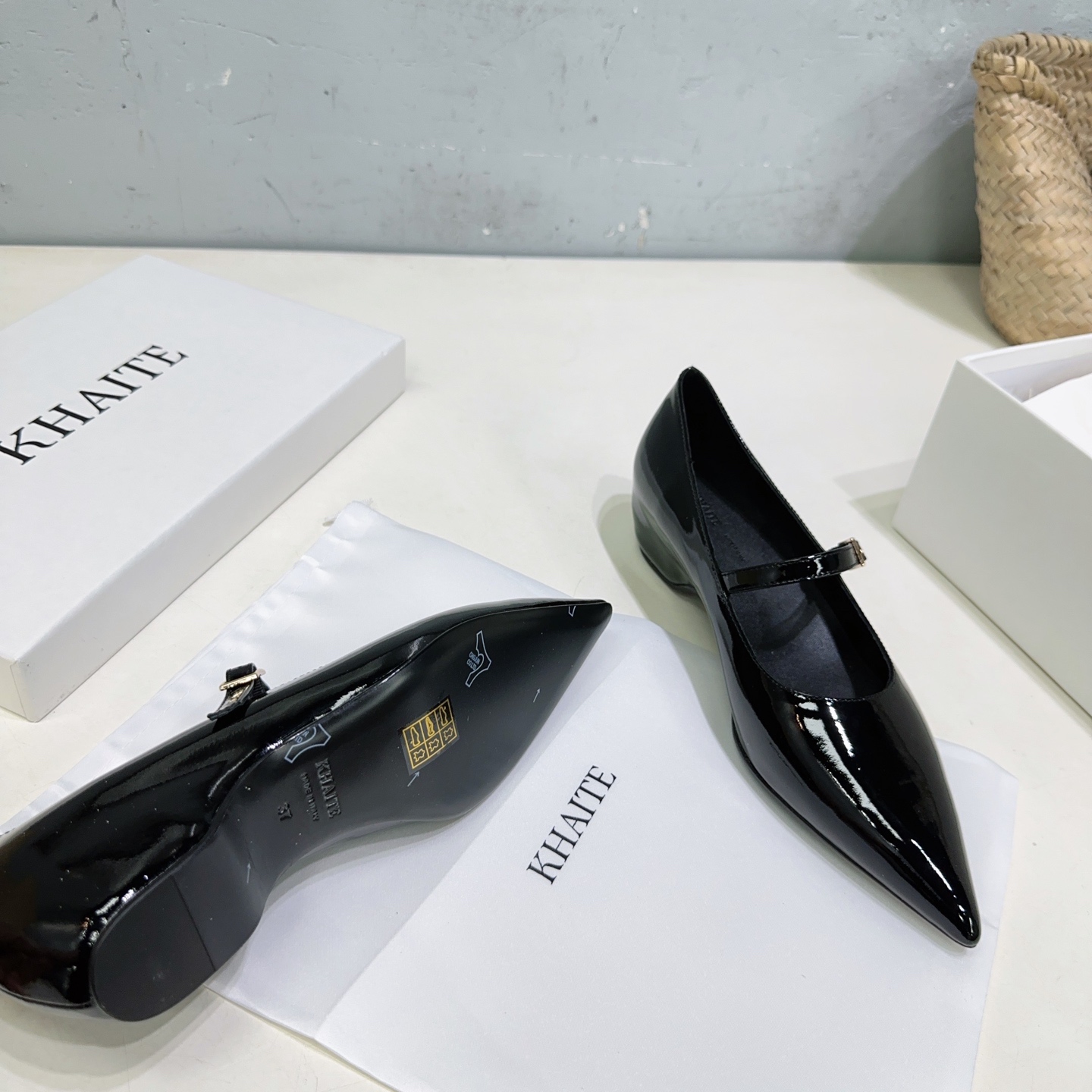 “Khaite 25 New Retropolis: Avant-Garde Design with High-Quality Italian Leather – Review & Details” - 图片 9