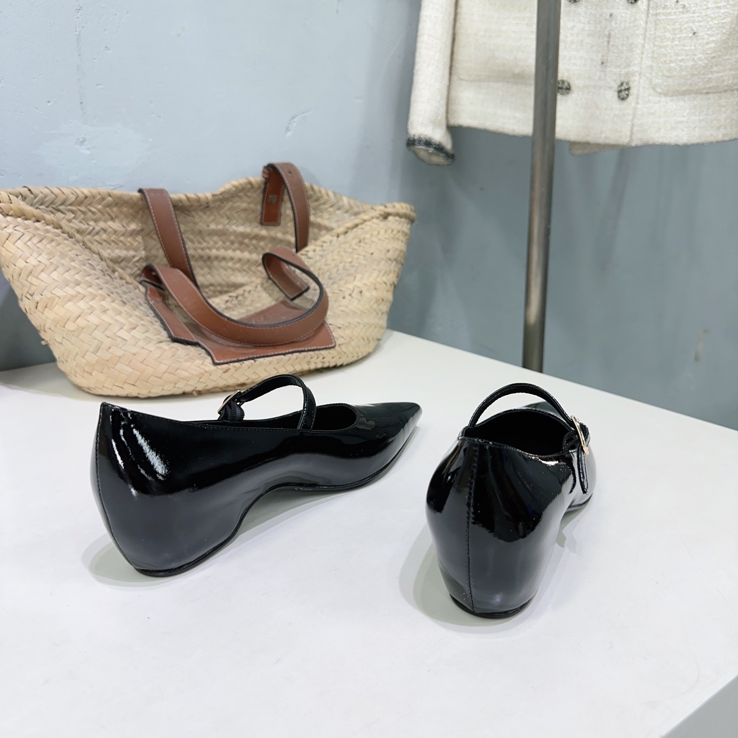 “Khaite 25 New Retropolis: Avant-Garde Design with High-Quality Italian Leather – Review & Details” - 图片 5