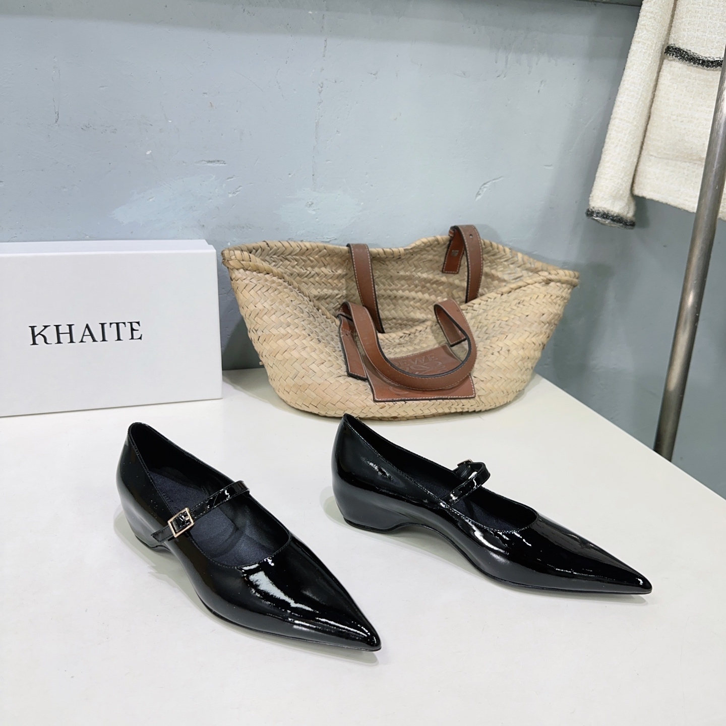 “Khaite 25 New Retropolis: Avant-Garde Design with High-Quality Italian Leather – Review & Details” - 图片 1