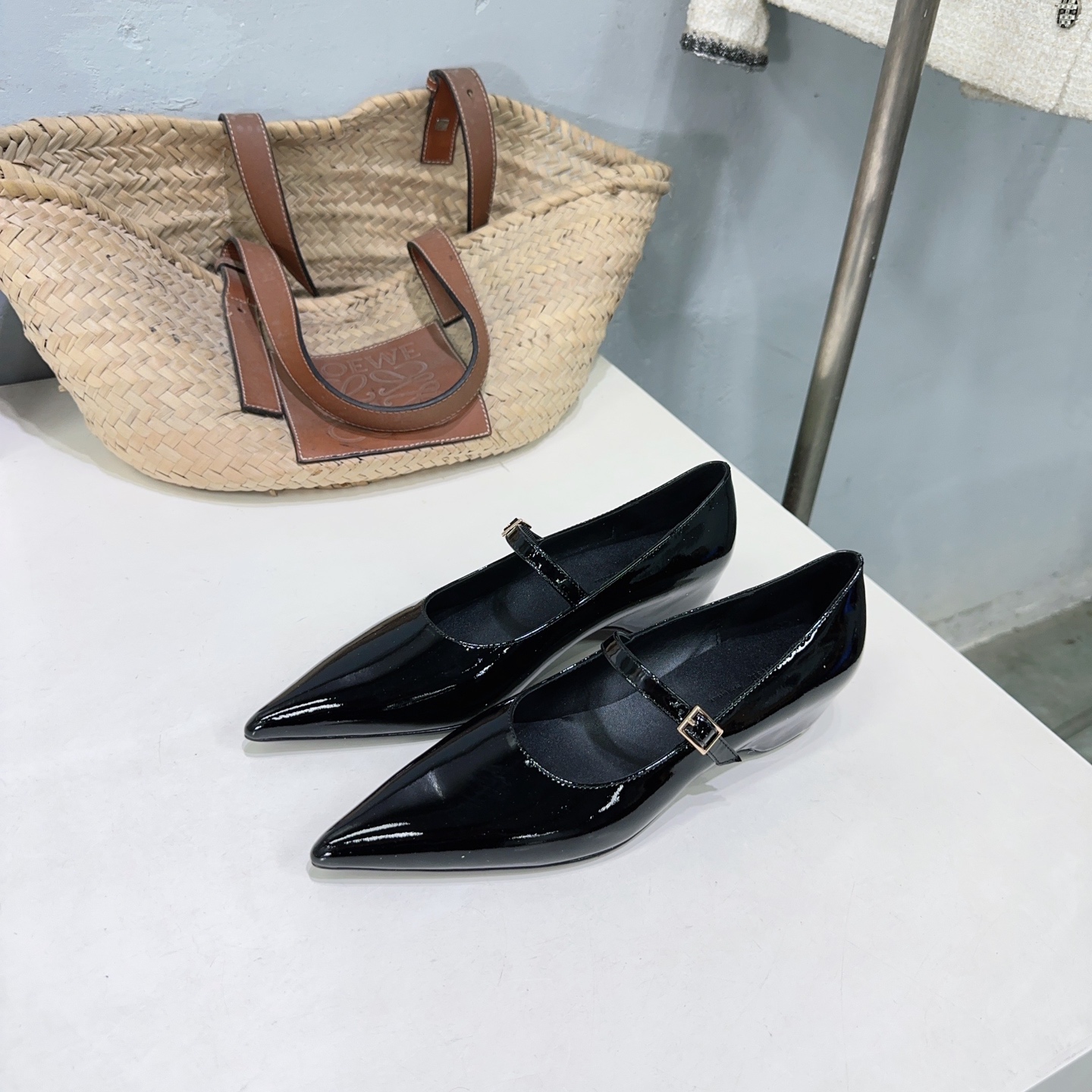 “Khaite 25 New Retropolis: Avant-Garde Design with High-Quality Italian Leather – Review & Details” - 图片 3