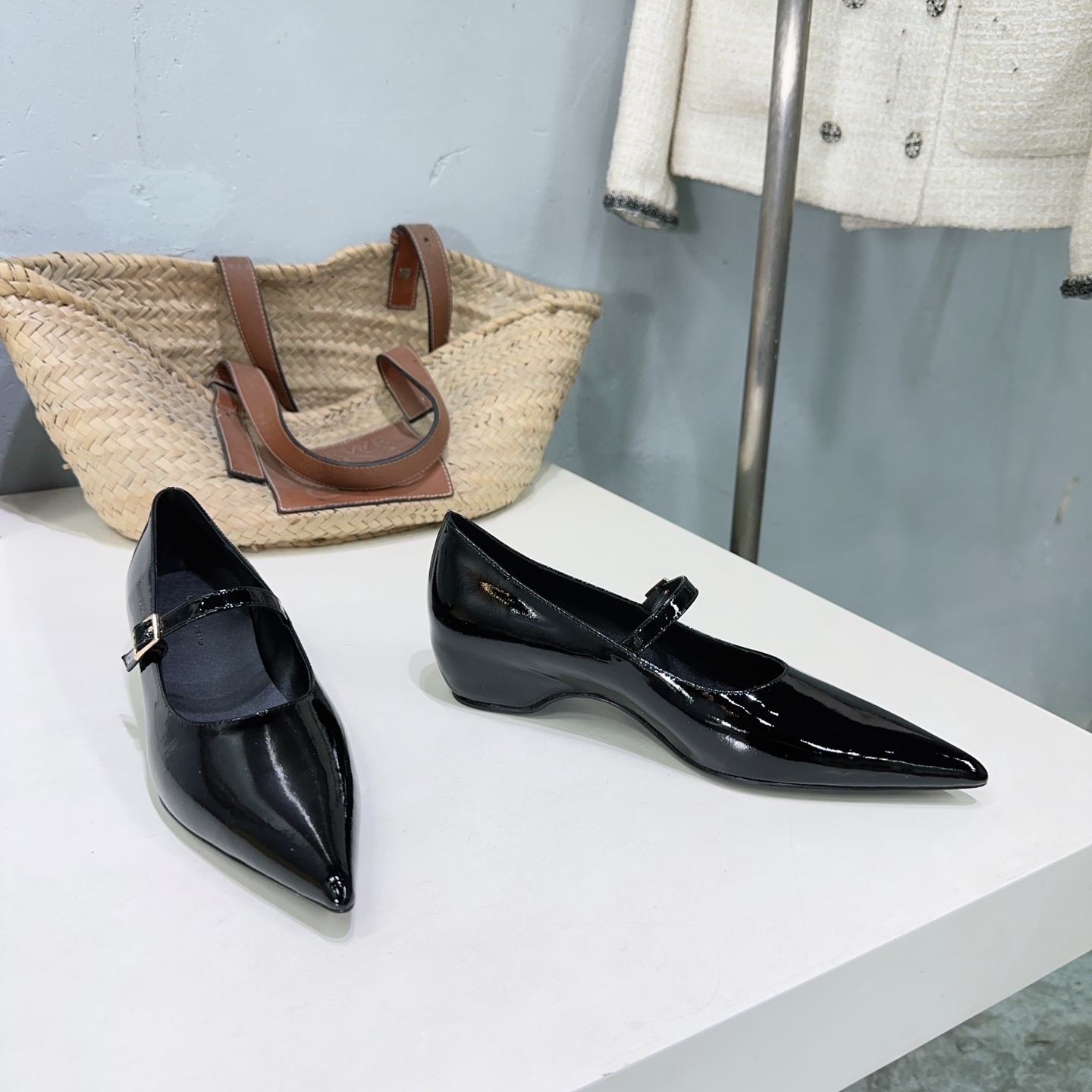 “Khaite 25 New Retropolis: Avant-Garde Design with High-Quality Italian Leather – Review & Details” - 图片 4