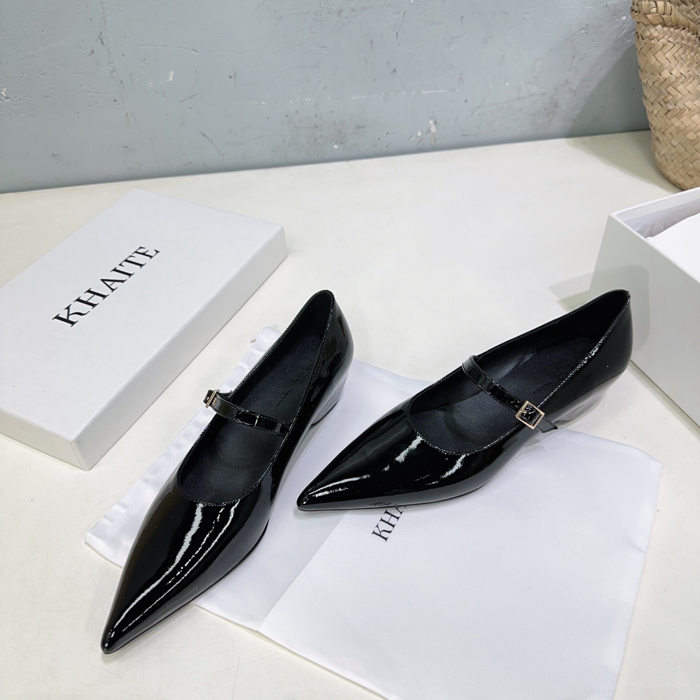 “Khaite 25 New Retropolis: Avant-Garde Design with High-Quality Italian Leather – Review & Details” - 图片 7