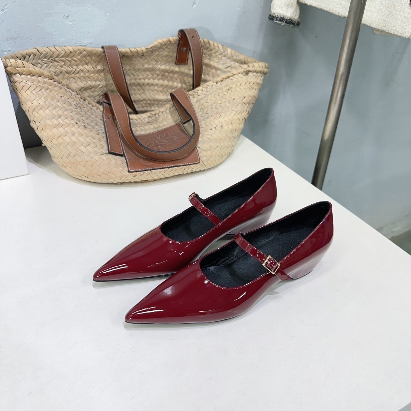 Title: Khaite Fashion Brand Overview Summary: Khaite is a popular garment brand known for its avant-garde design, elegance, and use of high-quality materials like Italian leather. - 图片 6