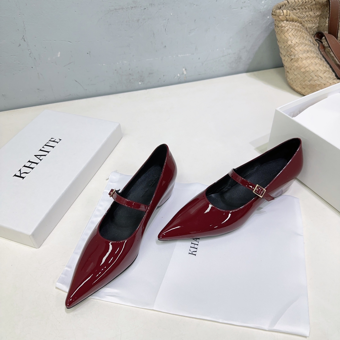 Title: Khaite Fashion Brand Overview Summary: Khaite is a popular garment brand known for its avant-garde design, elegance, and use of high-quality materials like Italian leather. - 图片 2