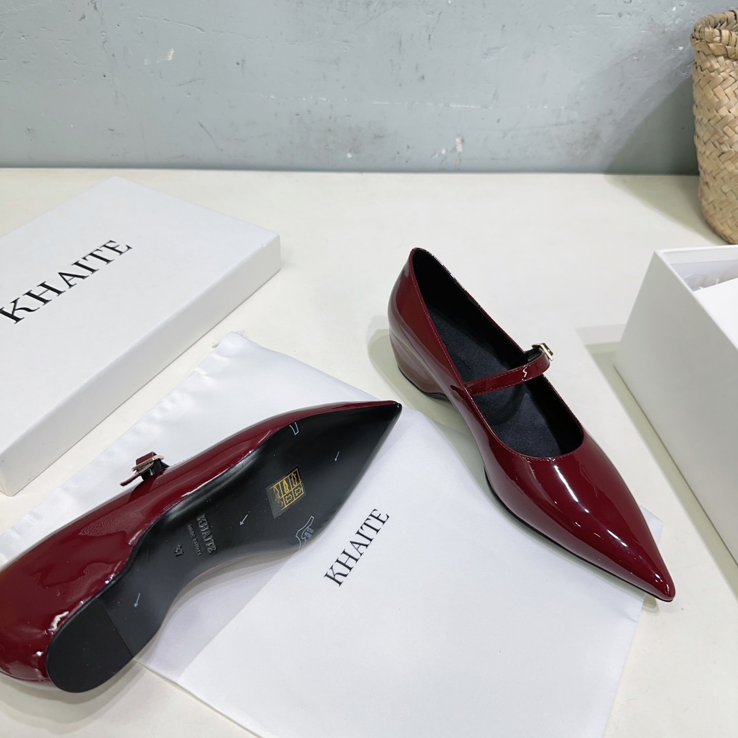 Title: Khaite Fashion Brand Overview Summary: Khaite is a popular garment brand known for its avant-garde design, elegance, and use of high-quality materials like Italian leather. - 图片 9