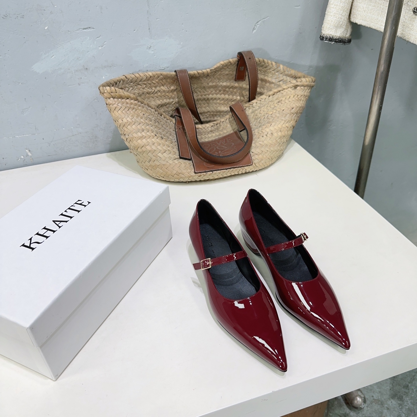 Title: Khaite Fashion Brand Overview Summary: Khaite is a popular garment brand known for its avant-garde design, elegance, and use of high-quality materials like Italian leather. - 图片 3