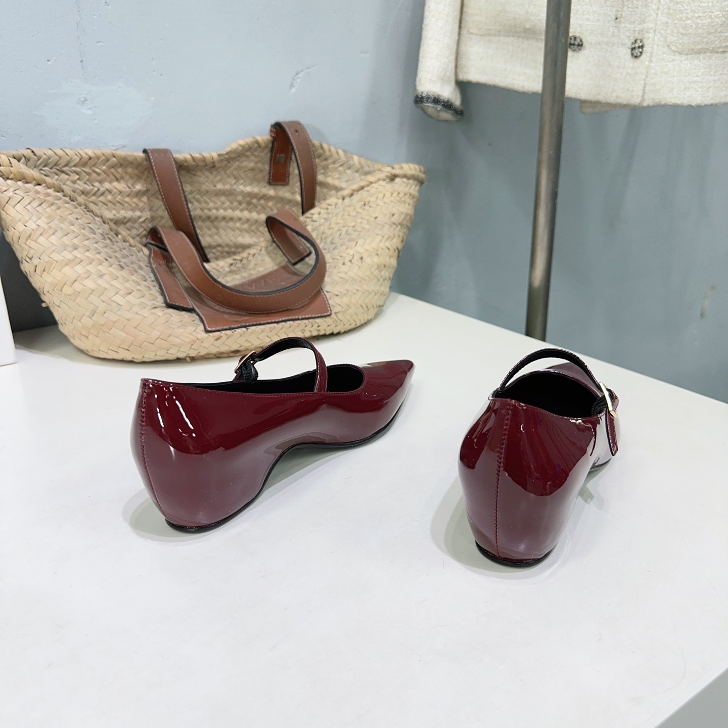 Title: Khaite Fashion Brand Overview Summary: Khaite is a popular garment brand known for its avant-garde design, elegance, and use of high-quality materials like Italian leather. - 图片 7