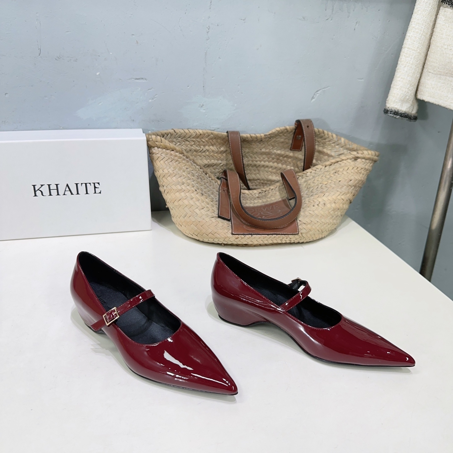 Title: Khaite Fashion Brand Overview Summary: Khaite is a popular garment brand known for its avant-garde design, elegance, and use of high-quality materials like Italian leather. - 图片 4