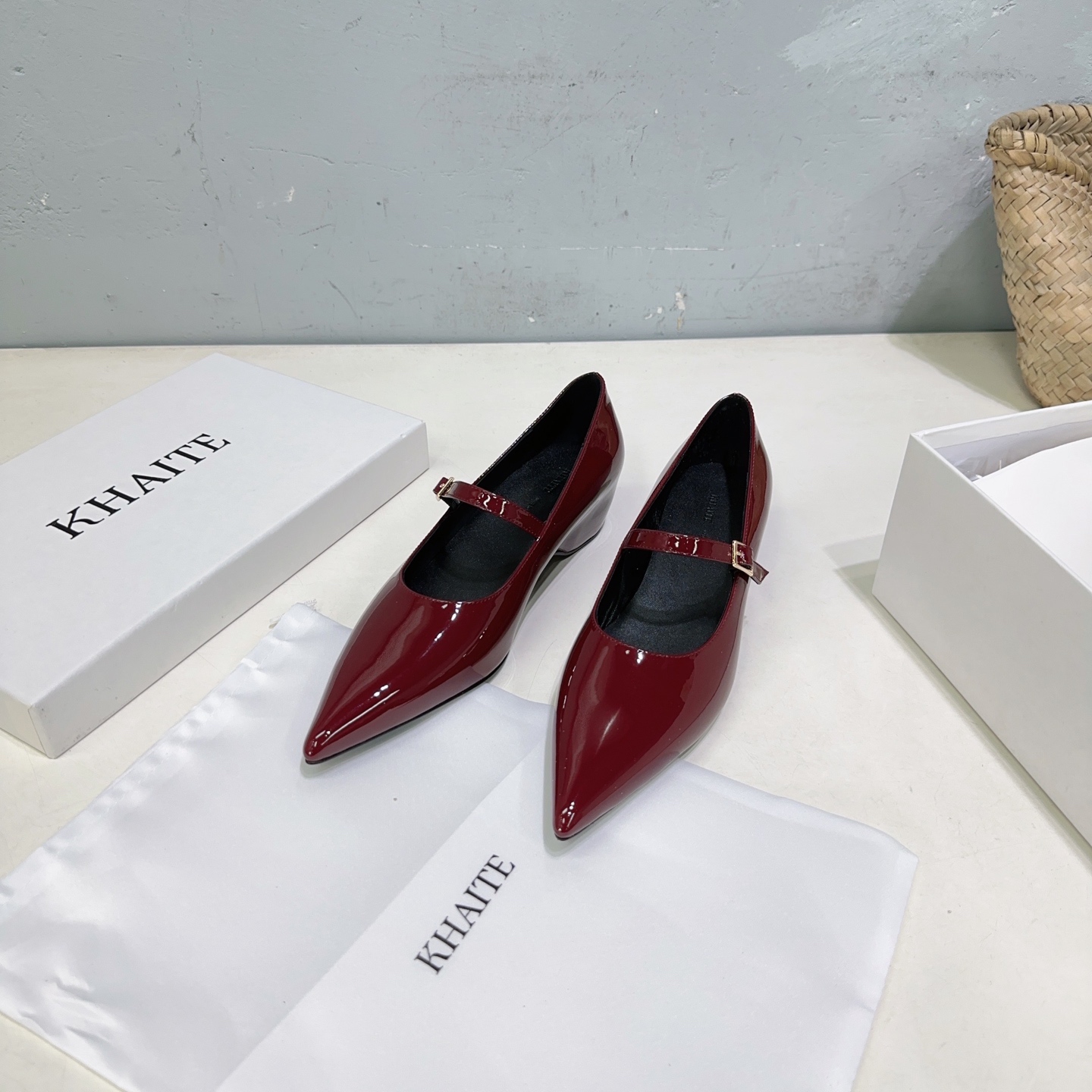 Title: Khaite Fashion Brand Overview Summary: Khaite is a popular garment brand known for its avant-garde design, elegance, and use of high-quality materials like Italian leather.