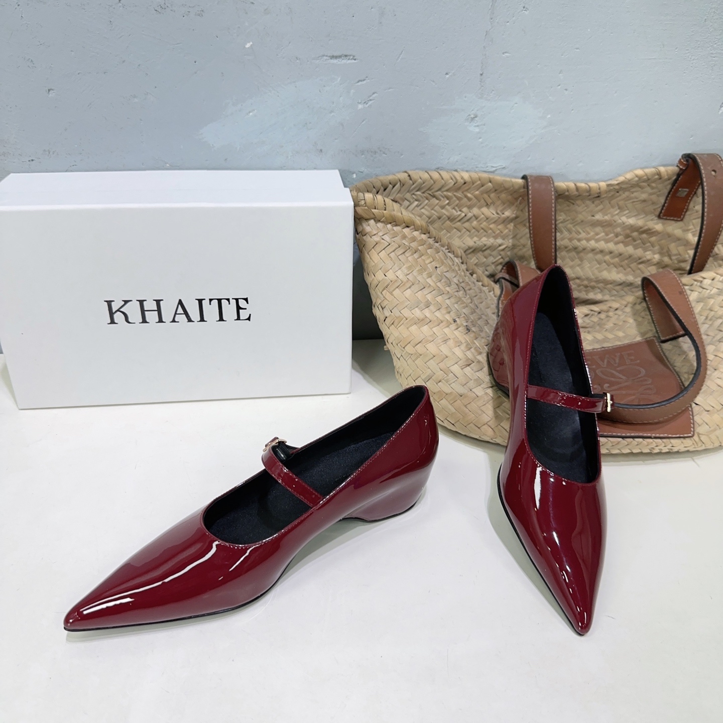 Title: Khaite Fashion Brand Overview Summary: Khaite is a popular garment brand known for its avant-garde design, elegance, and use of high-quality materials like Italian leather. - 图片 5