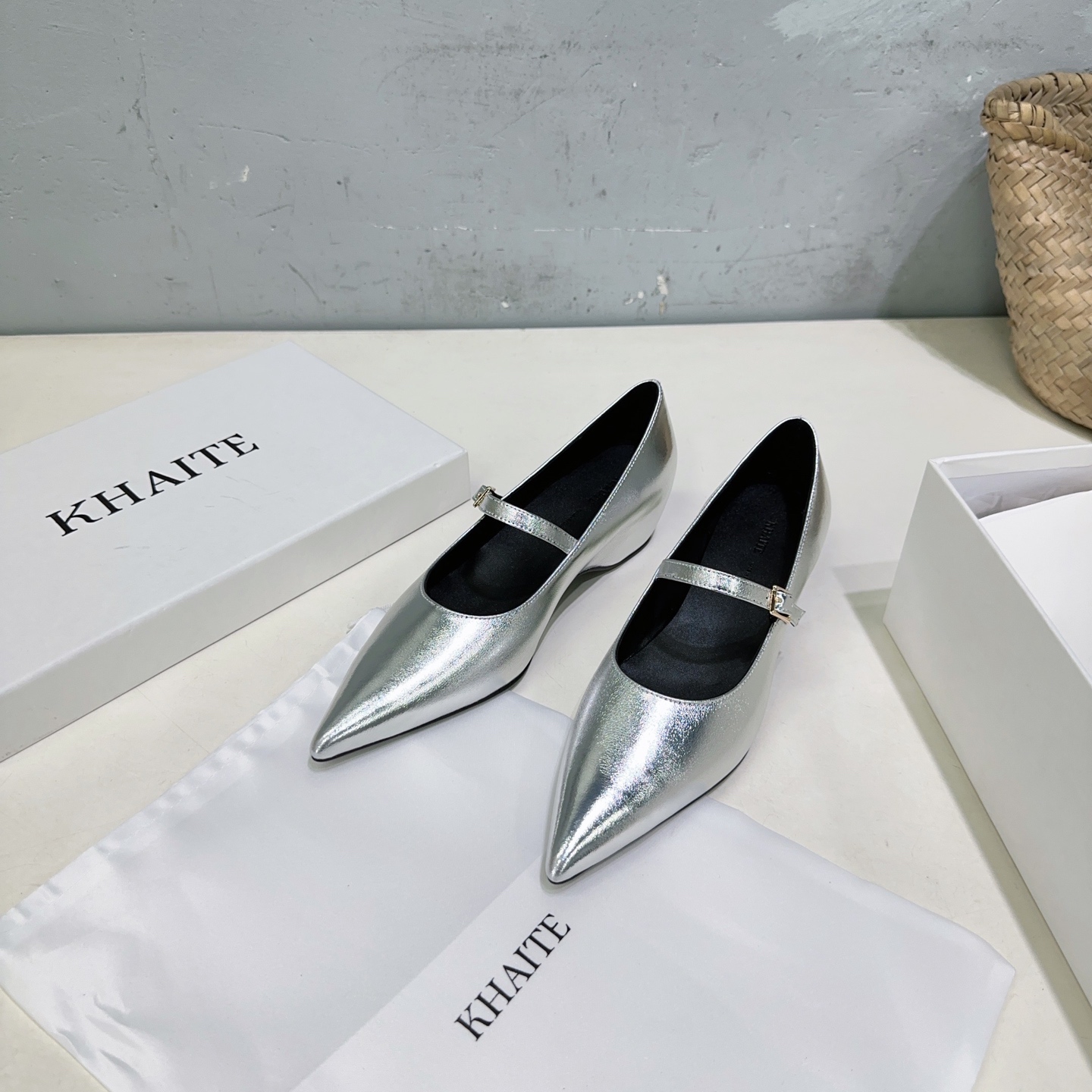 “Khaite: Avant-Garde Design & Italian Leather Shoes | High Quality Fashion Brand for Independent Women” - 图片 7