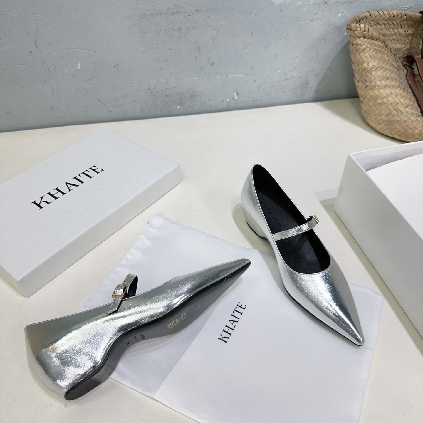 “Khaite: Avant-Garde Design & Italian Leather Shoes | High Quality Fashion Brand for Independent Women” - 图片 9