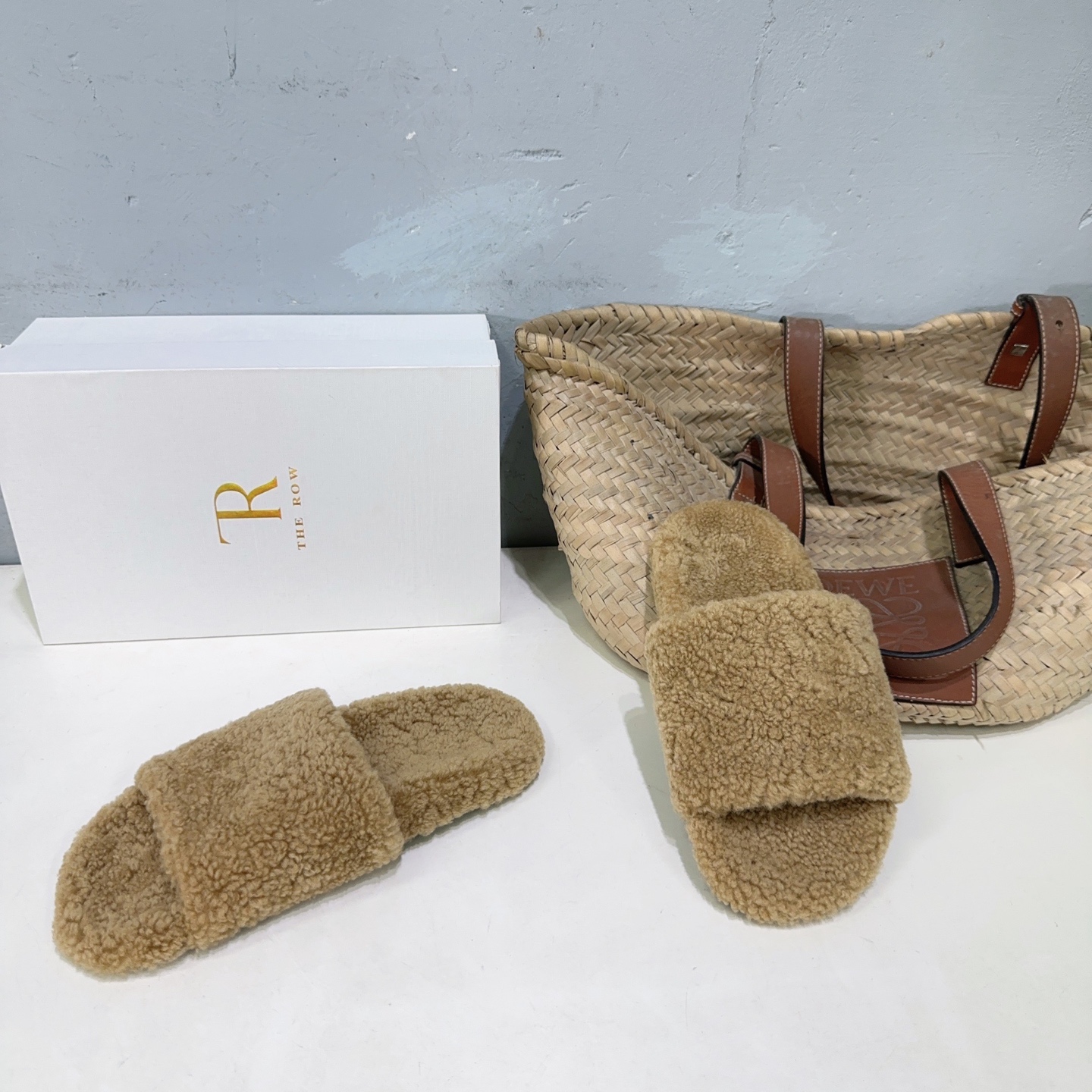 Title: High-Quality European Wool Shoes with Furry Wool, Rubber Sole, and Original Packaging Summary: Factory-made shoes with top-grade European wool, cozy furry wool, durable rubber sole, and - 图片 6
