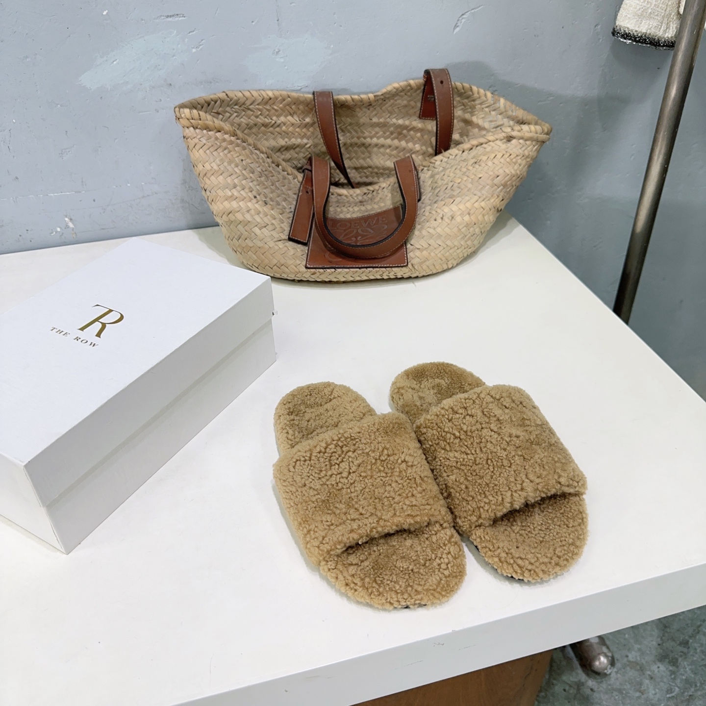 Title: High-Quality European Wool Shoes with Furry Wool, Rubber Sole, and Original Packaging Summary: Factory-made shoes with top-grade European wool, cozy furry wool, durable rubber sole, and - 图片 4