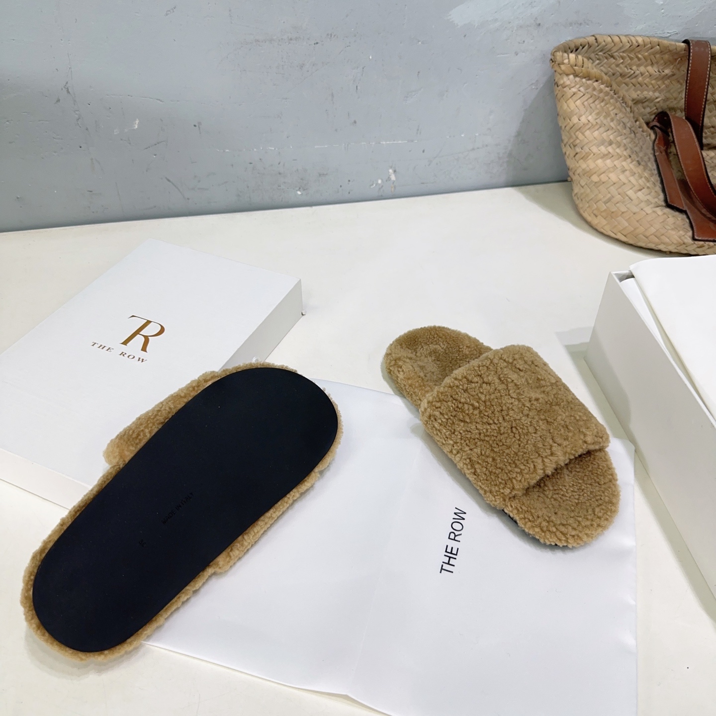 Title: High-Quality European Wool Shoes with Furry Wool, Rubber Sole, and Original Packaging Summary: Factory-made shoes with top-grade European wool, cozy furry wool, durable rubber sole, and - 图片 9