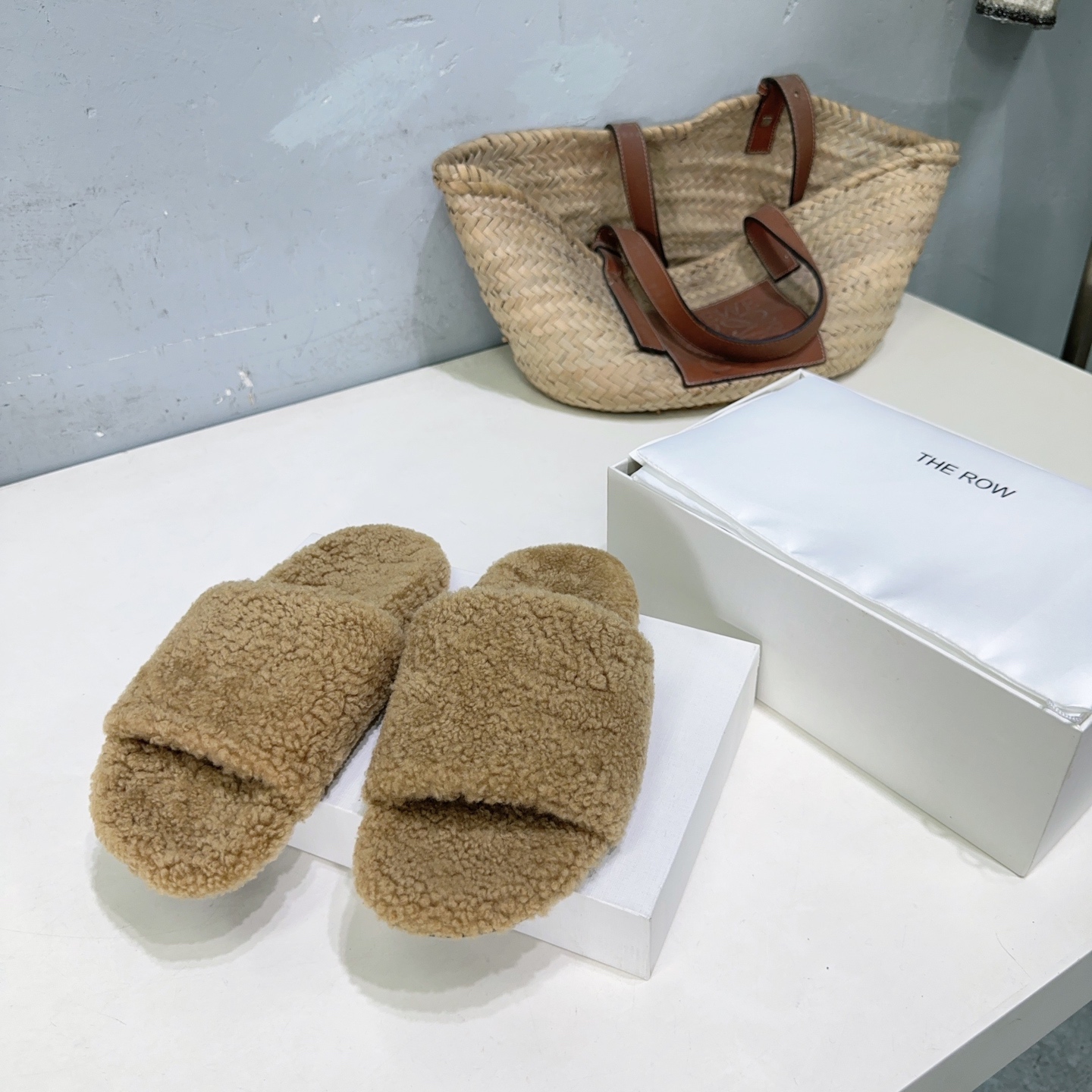 Title: High-Quality European Wool Shoes with Furry Wool, Rubber Sole, and Original Packaging Summary: Factory-made shoes with top-grade European wool, cozy furry wool, durable rubber sole, and - 图片 3