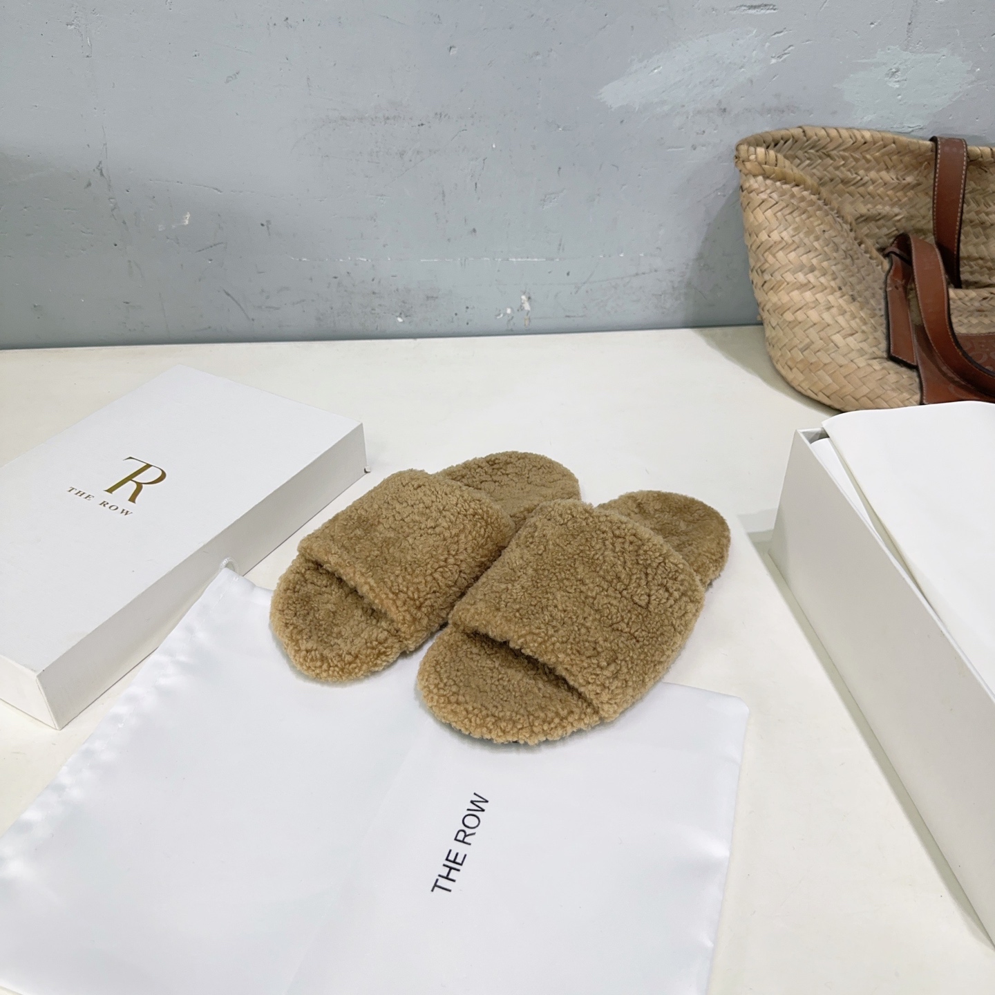 Title: High-Quality European Wool Shoes with Furry Wool, Rubber Sole, and Original Packaging Summary: Factory-made shoes with top-grade European wool, cozy furry wool, durable rubber sole, and