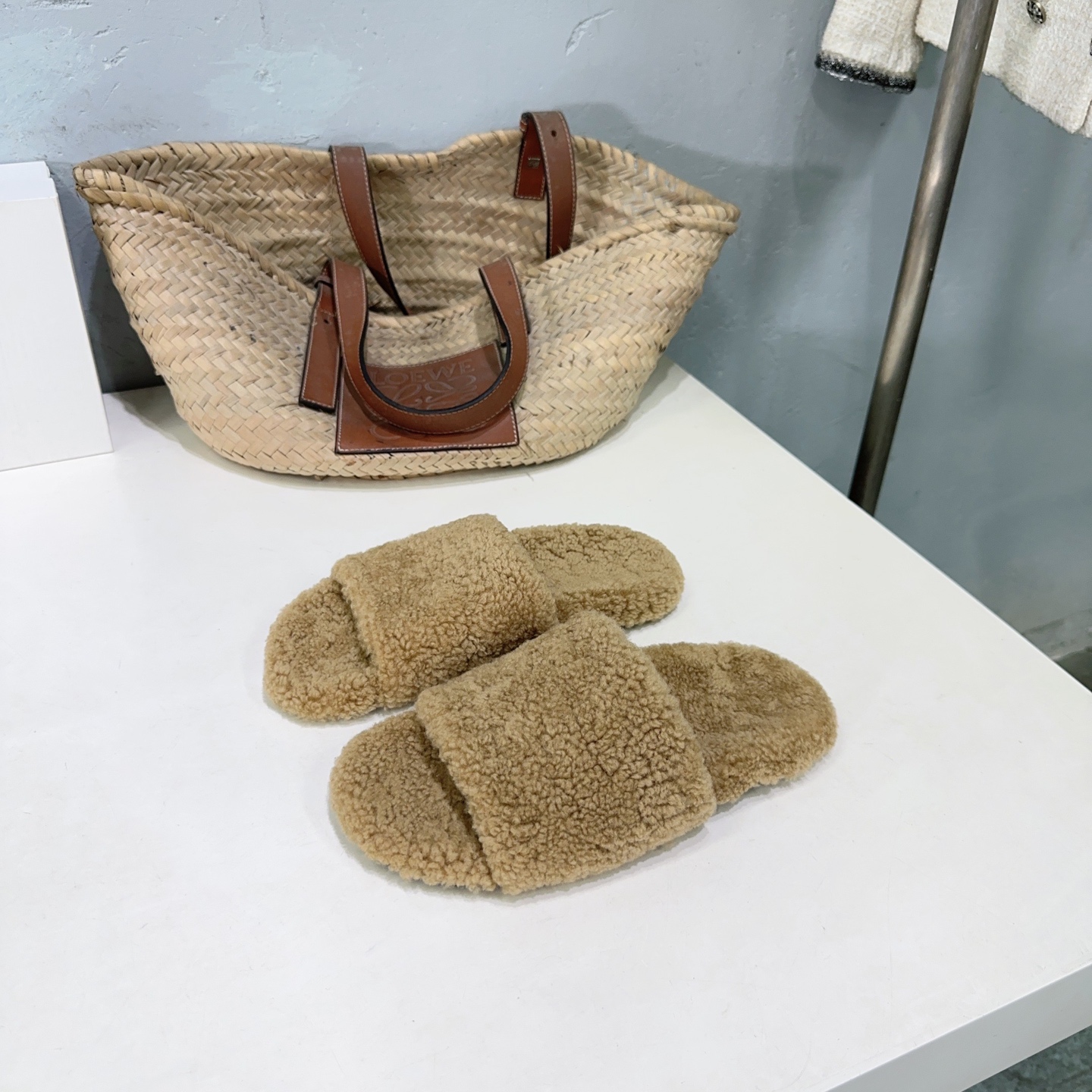 Title: High-Quality European Wool Shoes with Furry Wool, Rubber Sole, and Original Packaging Summary: Factory-made shoes with top-grade European wool, cozy furry wool, durable rubber sole, and - 图片 7