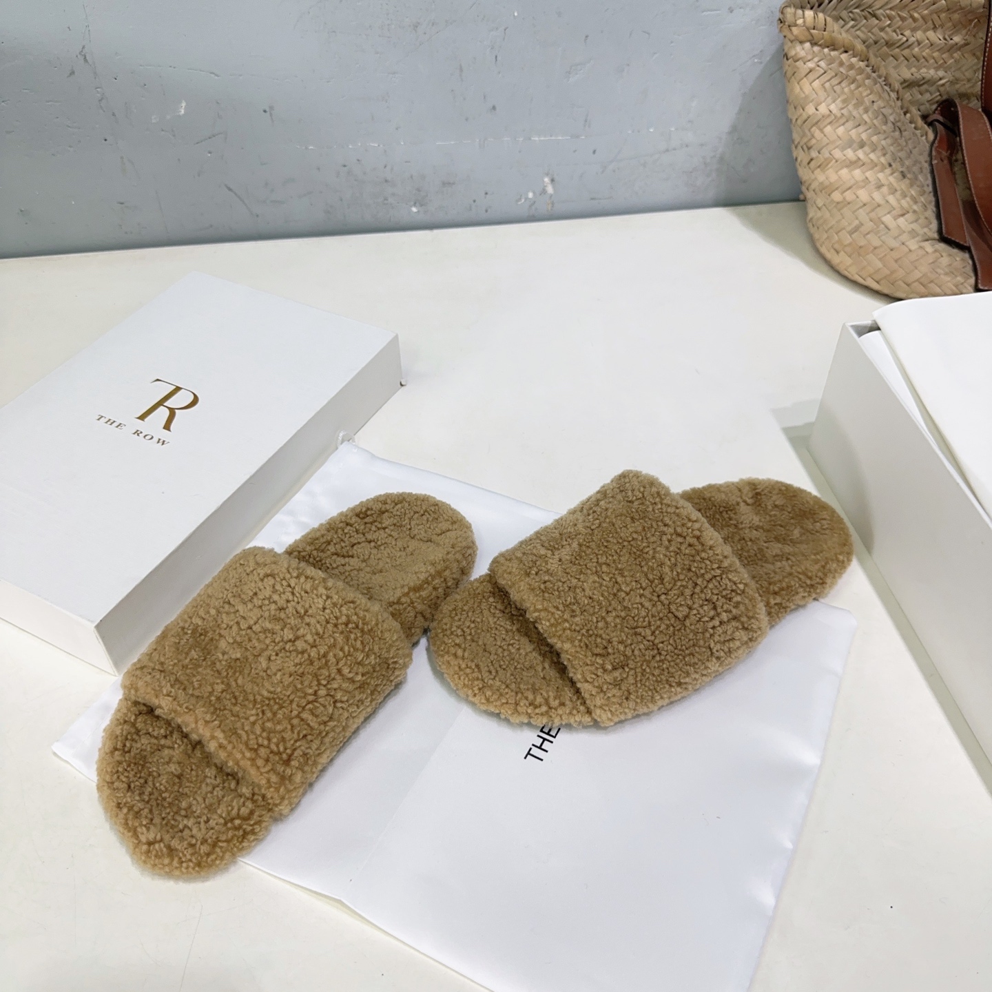 Title: High-Quality European Wool Shoes with Furry Wool, Rubber Sole, and Original Packaging Summary: Factory-made shoes with top-grade European wool, cozy furry wool, durable rubber sole, and - 图片 2