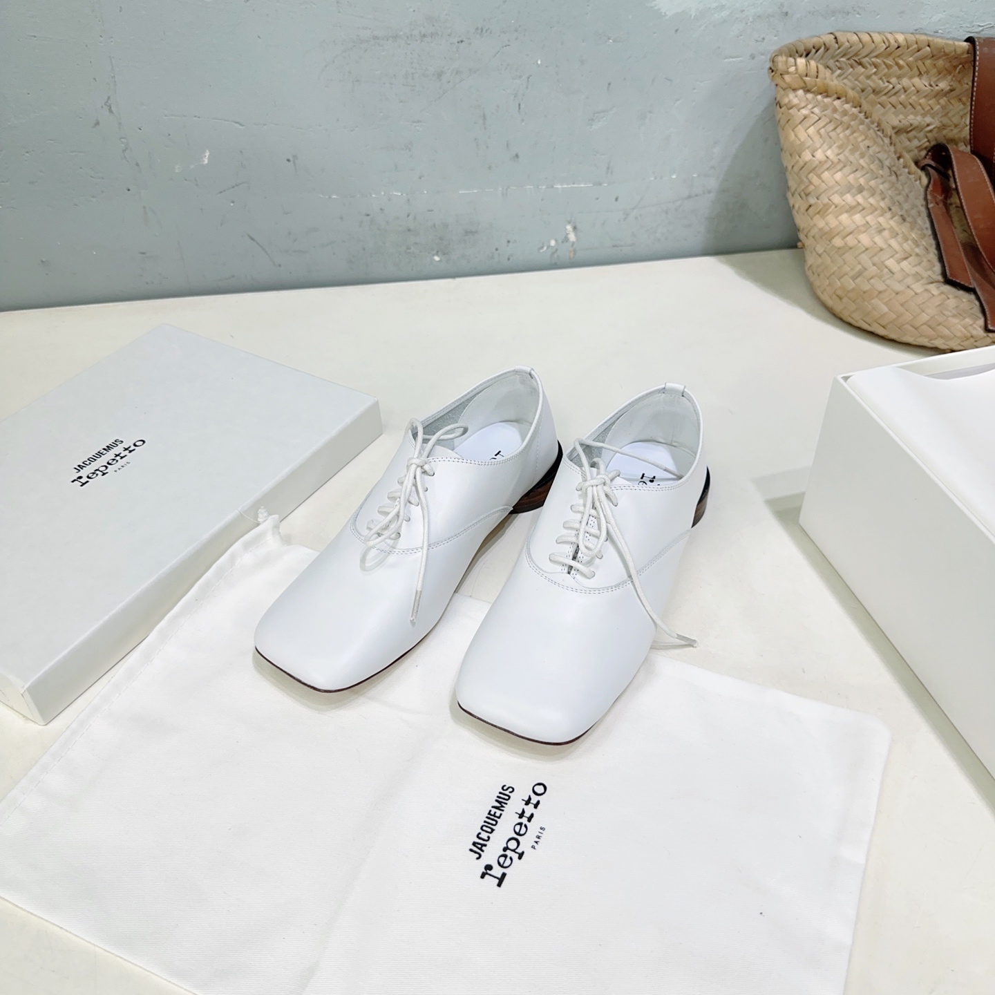 Title: Jacquesquemus x Repetto 25 Autumn Shoe Collection Summary Summary: French brands Jacquesquemus and Repetto collaborate on sculptural ballet shoes with unique square head and round heel - 图片 1
