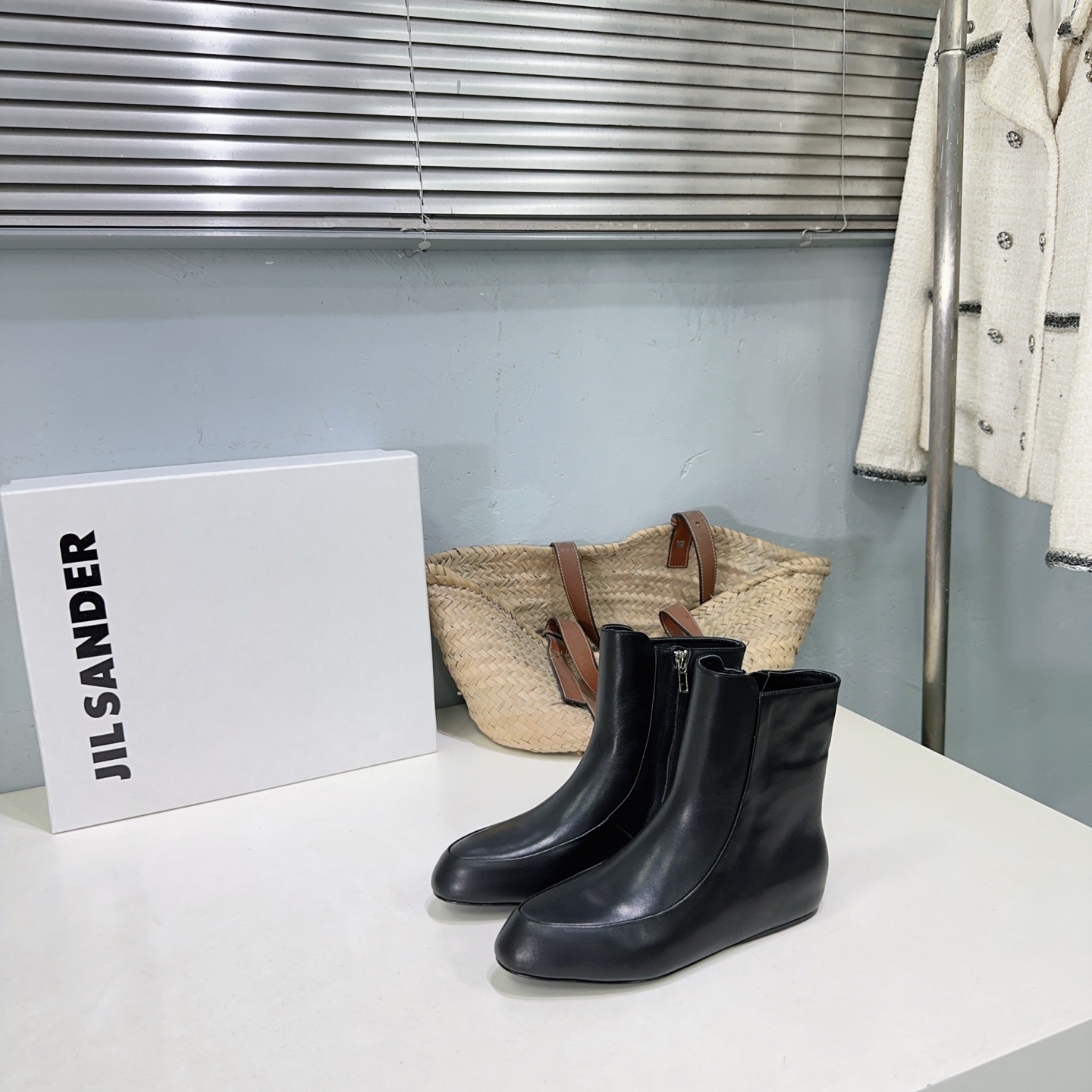 NO:498244,Top quality of niche trendy brands!  JILSANDER|Gilsanda 25ss autumn and winter super hot minimalist inner heightened side zipper round-toe short boots!  Simple and elegant style!  The upper body is invincible to modify the leg shape!  Really handsome!  !  The inner height-enhancing design makes the legs look straight, thin and straight!  !  It is also very friendly for those with not straight legs, not to mention the combination. ~ versatile artifact. Original imported calfskin fabric. Inner footbed imported imported calfskin. Italian imported original color genuine leather sole. The inner height is about 3.5cm. Number: 35~41 (40 41 custom made without return and exchange) with original packaging, boots, jil sander, jil sander, boots, cowhide, Leather soles19860909小众潮牌顶级品质！JILSANDER|吉尔桑达25ss秋冬超火极简内增高侧拉链圆头短靴！简约大气款！ 上身无敌修饰腿型！真的帅bao了！！内增高设计上脚巨显腿直,又瘦又直！！对于腿不直腿粗的也非常友好～搭配上更是不用多说啦～~百搭神器 原版进口小牛皮面料 内里垫脚进口本染小牛皮 意大利进口原色真皮大底 内增高约3.5cm 码数:35～41（40 41定做不退换） 配原版包装,靴子,jil sander,jil sander,boots,cowhide,Leather soles,Women's Shoes