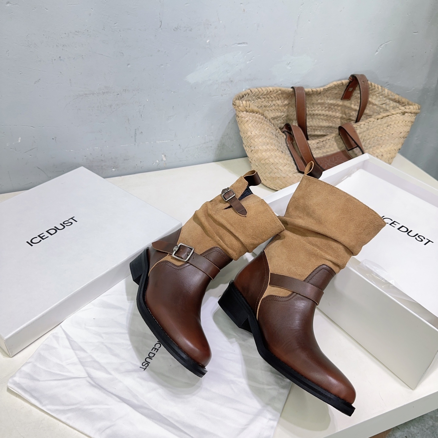 NO:485404,High quality!  Niche trend brand ICEDUST 25ss autumn and winter new product retro thick heel round head with one foot, medium boots, straight short boots, Martin boots!  Weld the 'cool' to the legs, neat square heel + pointed toe, neat aura, pleated boots have a slack feeling, wear it directly to unlock the 'walking and windy' mode, with skirts, trousers, all the squirts are in full demand, fashionable wardrobe imported, old calfskin, inner footbed imported sheepskin, original molded rubber sole, heel height: about 4.5cm, size: 35-41 (40 41, no return or exchange) with original packaging, boots, boots, boots, skirts, cowhide, sheepskin19860909高品质！小众潮牌ICEDUST 25ss秋冬新品复古粗跟圆头一脚蹬中靴直筒短靴马丁靴！ 把“酷飒”焊在腿上 利落方跟+尖头 拿捏利落气场 褶皱靴筒自带松弛感 穿上直接解锁「走路带风」模式,了配裙装 裤装都炸场 时髦精衣柜刚需 鞋面进口做旧小牛皮 内里垫脚进口羊皮 原版开模橡胶大底 跟高:约4.5cm 码数:35-41（40 41定不退换） 配原版包装,靴子,boots,skirts,cowhide,sheepskin,Women's Shoes