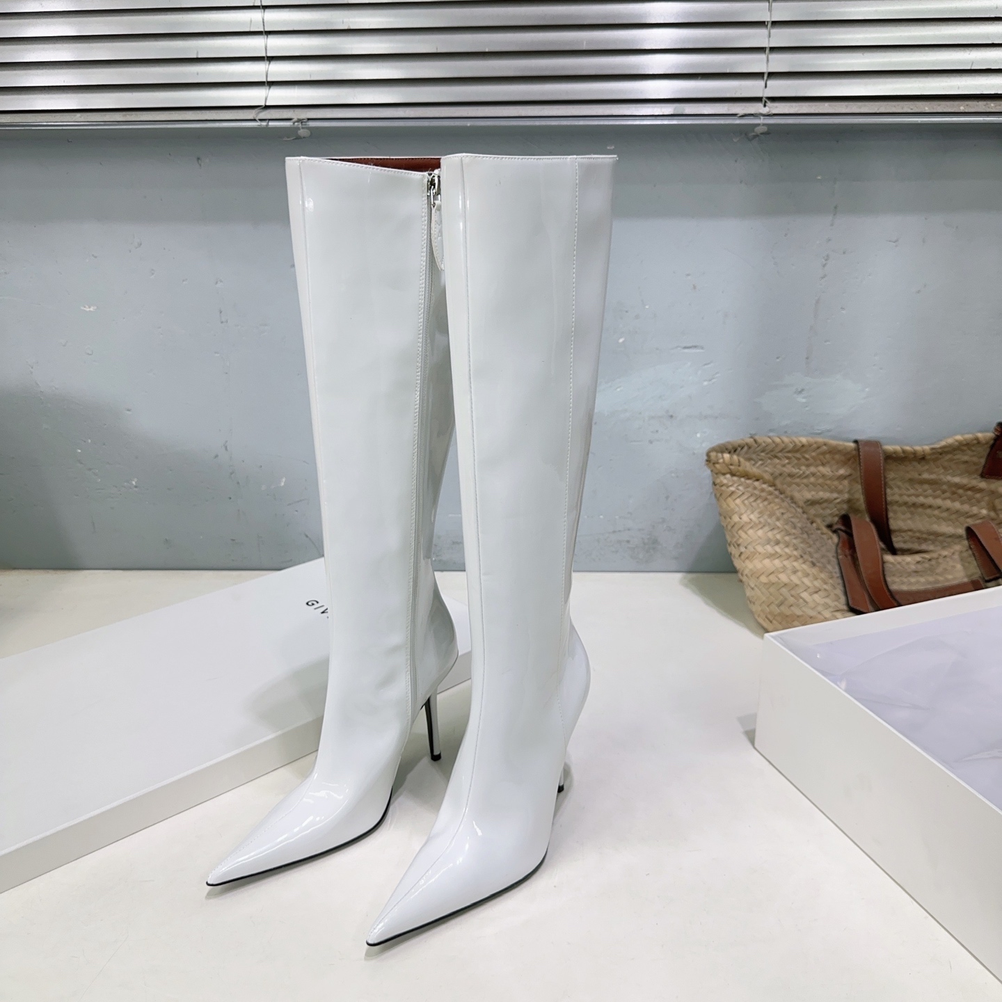 NO:485399,High quality!  AMINA MUADDI 25 autumn and winter new product simple pointed high-heeled patent leather boots!  Simple style!  There is no unnecessary design, the last is simple and neat!  Black and white solid color combination, dazzling ~ High heels fashionable, your legs will become the protagonist!  The best temperament!  Upper is made of soft patent leather, inner foot pad sheepskin imported from Italy, injection molded cowhide sole, heel height: about 10cm, size: 35-42 (40 41 42 customized) with original packaging, boots, boots, cowhide, sheepskin19860909高品质！小众潮牌AMINA MUADDI 25秋冬新品简易尖头高跟漆皮长靴！ 简单款式 ！没有多余的设计,楦型简单利落！黑白纯色搭配 绽放光彩夺目～高跟时髦精,你的双腿将会变成主角！ 气质最佳者！ 鞋面采用软漆皮 内里垫脚羊皮 意大利进口注塑牛皮底 跟高:约10cm 码数:35-42（40 41 42 定制） 配原版包装,靴子,boots,cowhide,sheepskin,Women's Shoes