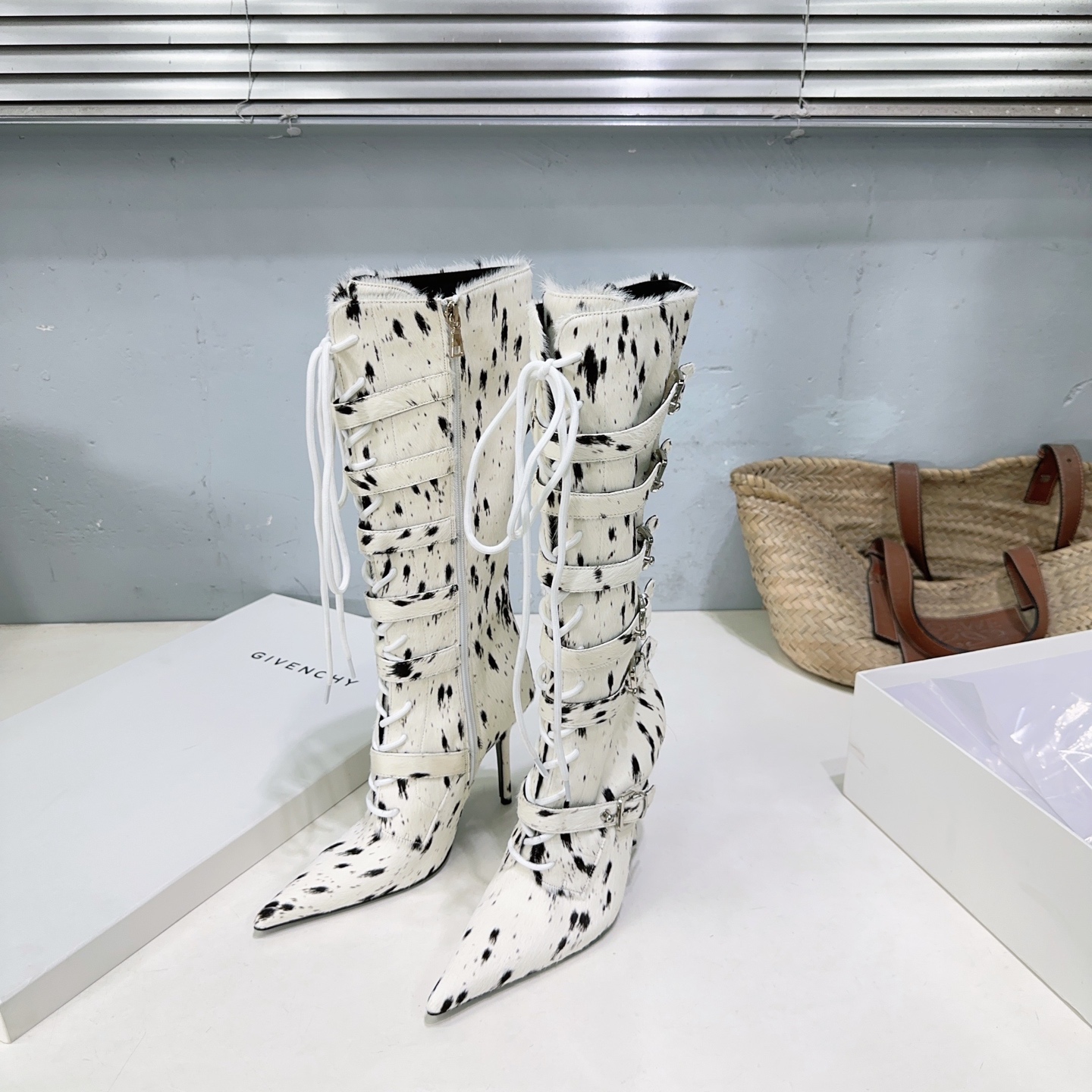 NO:485394,High quality!  Niche trendy brand YE BOOTS 25 autumn and winter new European and American style horse hair pointed toe high heel lace-up boots!  The new horsehair lace design is casual!  Whether you are wearing a suit or playing with a mix and match with a skirt, you can easily slay it. A perfect dressing tool~ Elegant style, create a different feeling, simple and elegant style!  show bdetails —————————————— The upper is imported horsehair/cracked cowhide, inner footbed sheepskin, imported Italian leather outsole Heel height: 10 cm Size: 35-42 (40 41 42 orders, no return) With original packaging, boots, boots, shoes, skirts, business suit, cowhide, sheepskin, Leather soles19860909高品质！小众潮牌YE BOOTS 25秋冬新品欧美风马毛尖头高跟系带长靴！ 全新马毛系带设计随性！ 不管是搭西装耍帅 还是配裙装玩混搭 都能轻松slay 妥妥的穿搭加分神器～ 优雅风格 创造不一样的感觉 简约气质款式！ show bdetails ———————————— 鞋面采用进口马毛/爆裂纹牛皮 内里垫脚羊皮 意大利进口真皮大底 跟高:10 cm 码数:35-42（40 41 42 订不退换） 配原版包装,靴子,boots,skirts,business suit,cowhide,sheepskin,Leather soles,Women's Shoes