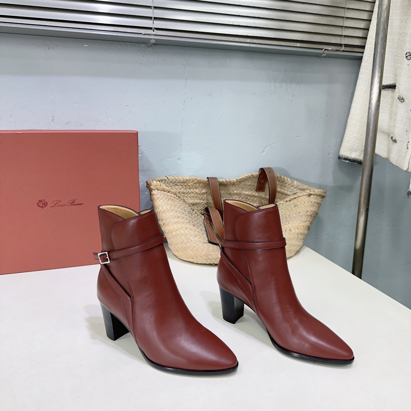 NO:485389,High quality!  Niche trend brand Loro Piana LP 55ss new autumn and winter thick heel ankle boots pointed toe buckle high heel boots!  These short boots are made of natural and transparent waxy cowhide leather, adding elegant temperament to urban clothing. The highlight of its design lies in the slender ankle strap, which is fixed by buckles, highlighting simple and smooth three-dimensional lines. The square heel design with moderate height can show a calm attitude whether it is for day trips or evening parties. The upper is imported calfskin, the inner footbed is water-dyed cowhide, and the Italian imported thick leather outsole Heel height: 7cm Size: 35-41 (40.41 custom made without return) With original packaging, boots, loro piana, loro piana, boots, cowhide, Leather soles19860909高品质！小众潮牌Loro Piana 诺悠翩雅 LP 55ss 秋冬新款粗跟踝靴尖头搭扣高跟短靴！ 这款短靴靴采用自然透亮蜡感牛皮革精制,为都市着装增添优雅气质.其设计亮点在于纤细的踝带,通过搭扣固定,凸显简洁流畅的立体感线条.高度适中的方跟设计,无论是日间出行或晚间聚会,皆能展现从容姿态. 鞋面采用进口小牛皮 内里垫脚水染牛皮 意大利进口加厚真皮大底 跟高:7cm 码数:35-41（40.41定做不退换） 配原版包装,靴子,loro piana,loro piana,boots,cowhide,Leather soles,Women's Shoes