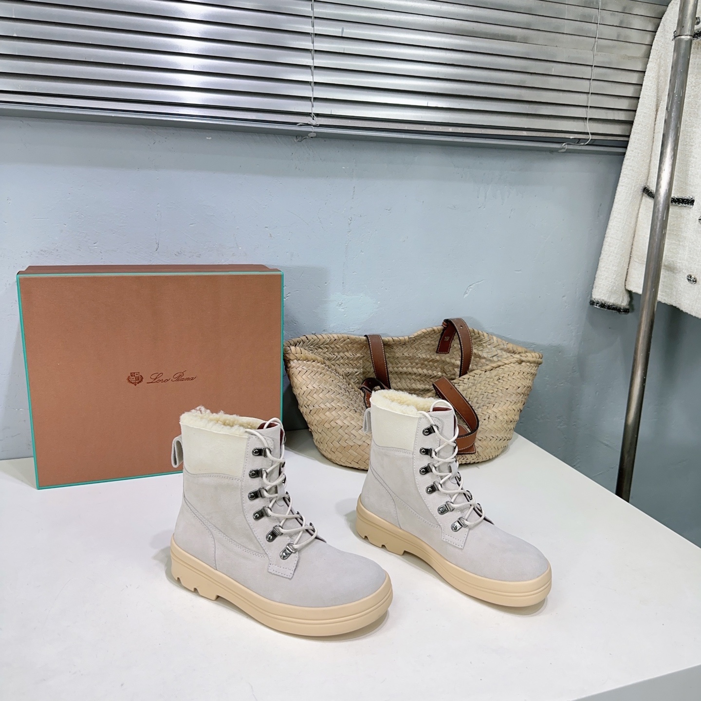 NO:578064,High quality!  Niche trendy brand LoroPianall 2025ss autumn and winter new lace-up thick-soled casual wool warm short boots!  The appearance and comfort are all online, so you can wear them for daily work and commuting, and they are all tasteful and fashionable ~ lp no longer needs to use a logo to prove quality and value!  It naturally exudes a high-end and comfortable atmosphere, is simple and casual, neither impetuous nor impetuous, low-key and luxurious, and wears the most comfortable materials ~ it’s better for yourself!  !  These short boots look so good!  Streamlined design, simple yet high-end. Paired with any skirt, you can instantly transform into a long-legged goddess. Full of CP, you walk with wind, and your eye-catching index goes straight up!  The widened elastic sides are simply a savior for minor blemishes on the legs!  No matter you have fleshy legs or slender legs, they can be perfectly accommodated and outline the slimmest ankle lines. You are simply the MVP in the slimming industry!  The upper is made of imported cow suede, the lining is water-dyed cowhide/lamb wool, the original molded rubber outsole is lightweight and wear-resistant, and the code number is: 35-42 (40, 41, 42 are non-returnable). Comes with original packaging, boots, loro piana, loro piana, boots, skirts, cowhide.19860909高品质！小众潮牌LoroPianall诺悠翩雅2025ss秋冬新款系带厚底休闲羊毛保暖短靴！ 颜值舒适度都在线,日常上班通勤穿搭,妥妥的有品位的时髦范～lp早已不需用logo来证明品质和价值！自然而然的透露着高级而舒适的气息,简单随性、不浮不躁、低调奢华、穿最舒服的材质~对自己更好一点儿！！ 这款短靴颜值简直了！流线型设计,简约而不失高级感,搭配任何裙装都能秒变长腿女神,CP感满满,走路都带风,吸睛指数直线UP！加宽弹力侧边,简直是腿部小瑕疵的救星！不管你是肉肉腿还是纤细腿,都能完美包容,勾勒出最显瘦的脚踝线条,简直是显瘦界的MVP！ 鞋面采用进口牛反绒 内里垫脚水染牛皮/羊羔毛 原版开模橡胶大底 轻便耐磨 码数:35-42（40 41 42定不退换） 配原版包装,靴子,loro piana,loro piana,boots,skirts,cowhide,Women's Shoes